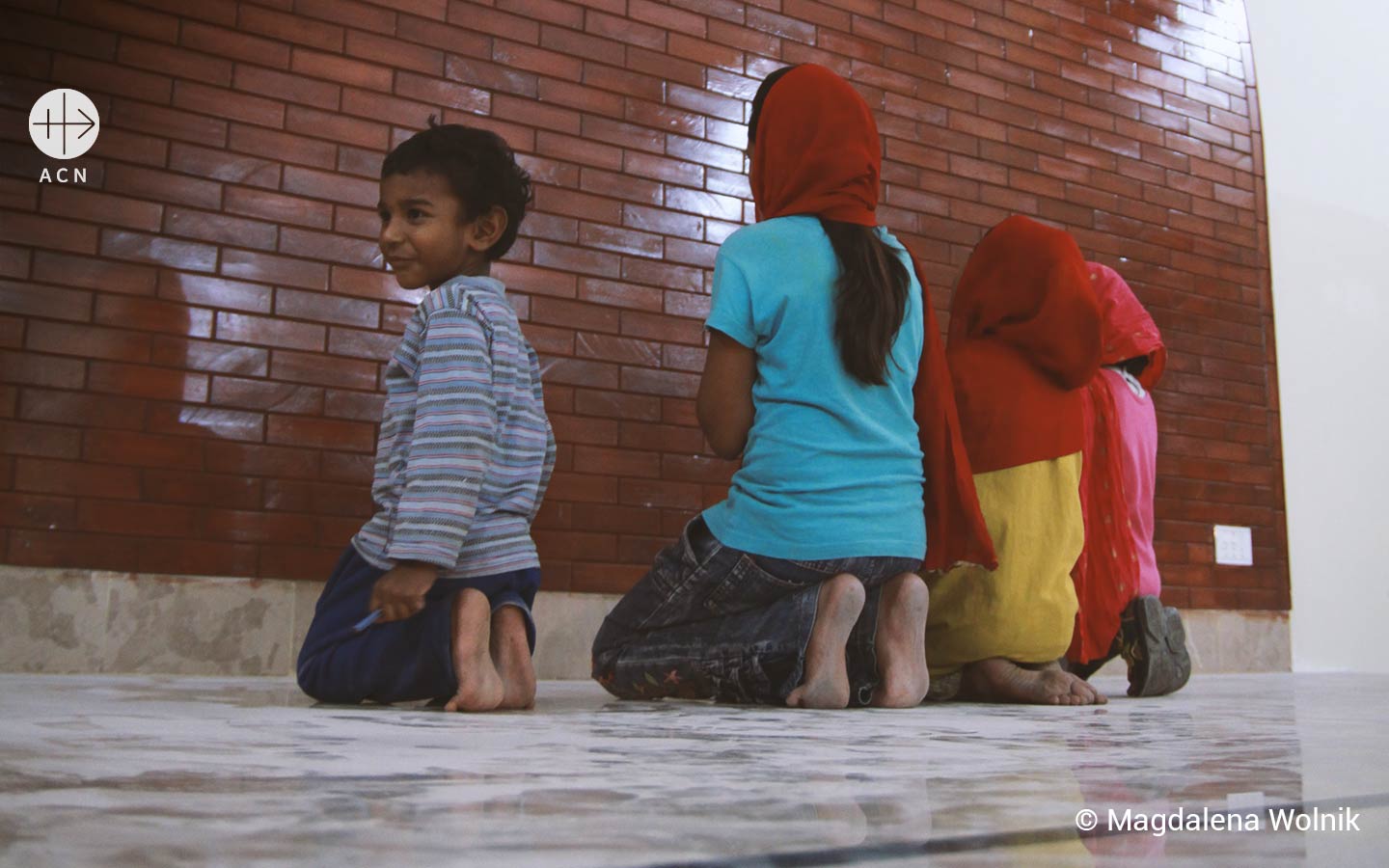 Little Pakistani Girls Barefoot - HD Wallpaper 