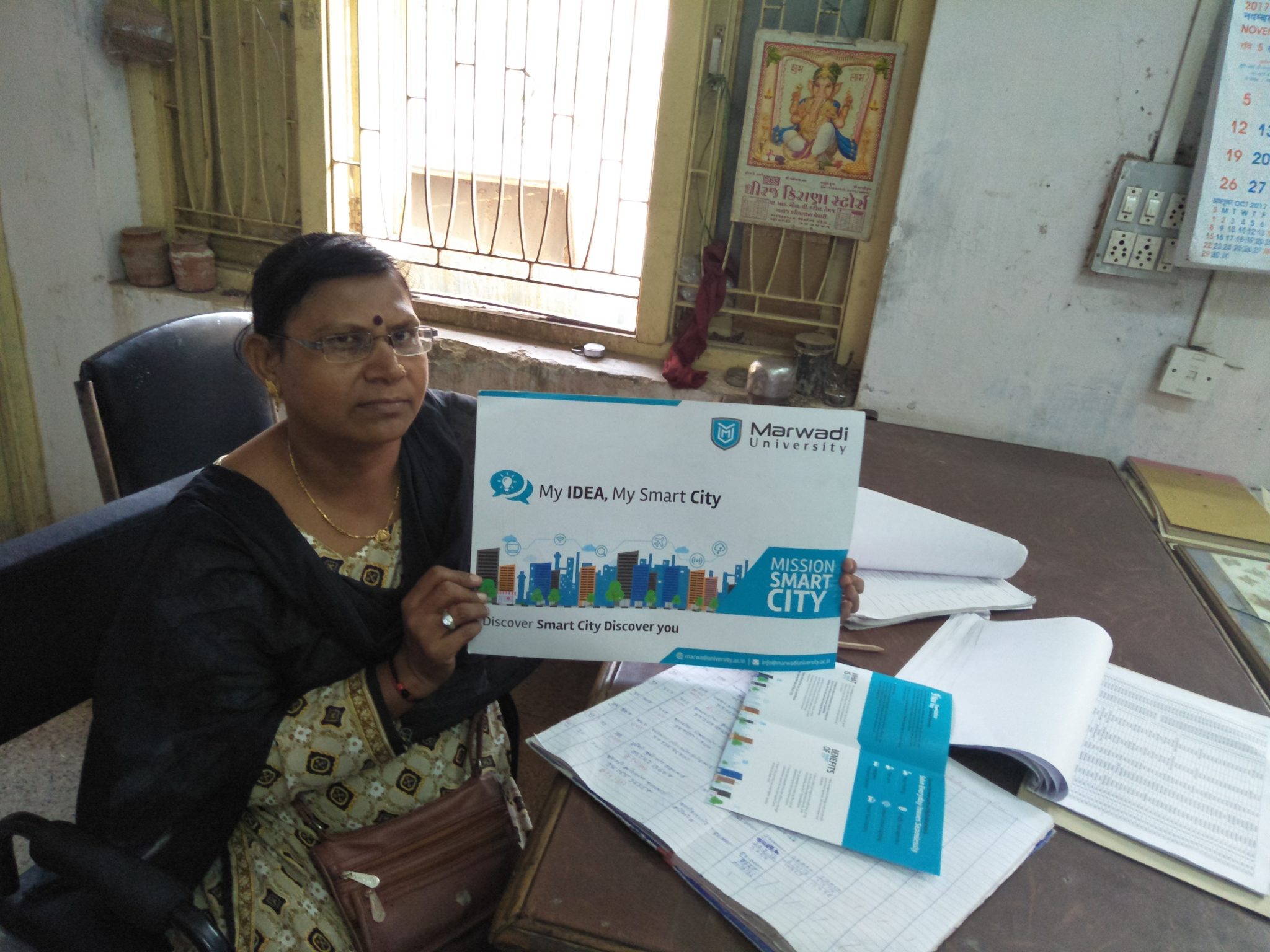 Ms - Amita - Sitting - HD Wallpaper 