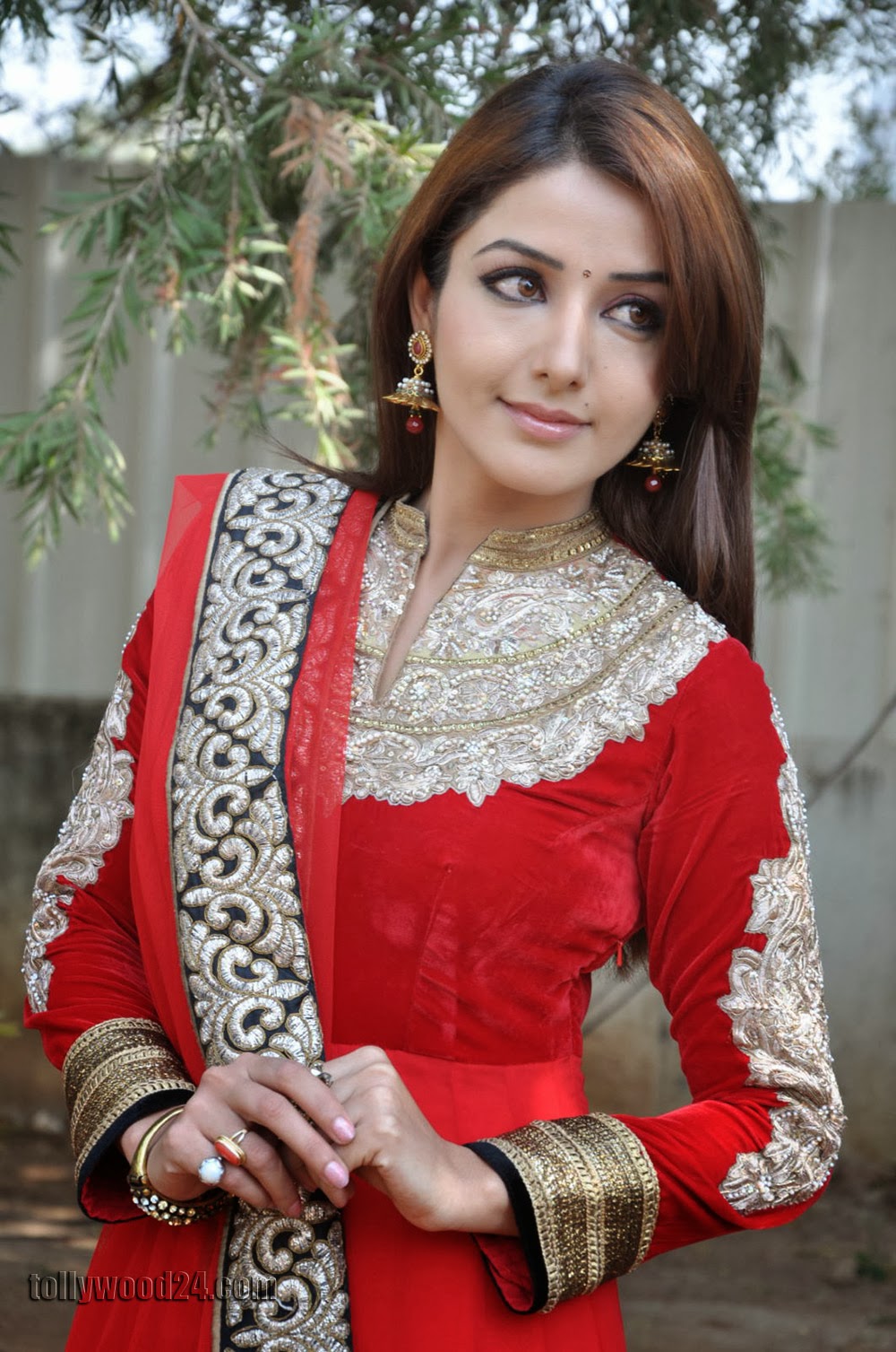 New Heroine Sonia Mann Photos At Srikanth Movie Launch - High Neck Anarkali Suit - HD Wallpaper 