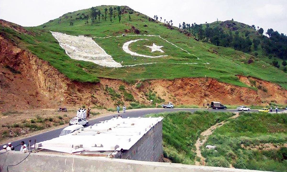 Pakistan Flag On Hill Fb Cover High Definition Wallpapers - Pakistan Independence Day Flags - HD Wallpaper 