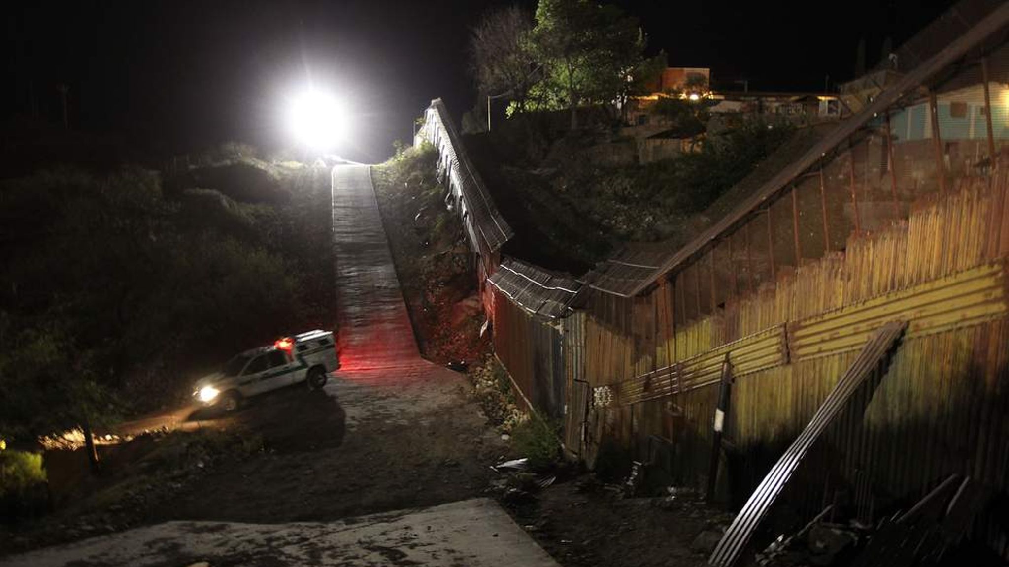 Us Border Fence At Nogales - Night - HD Wallpaper 