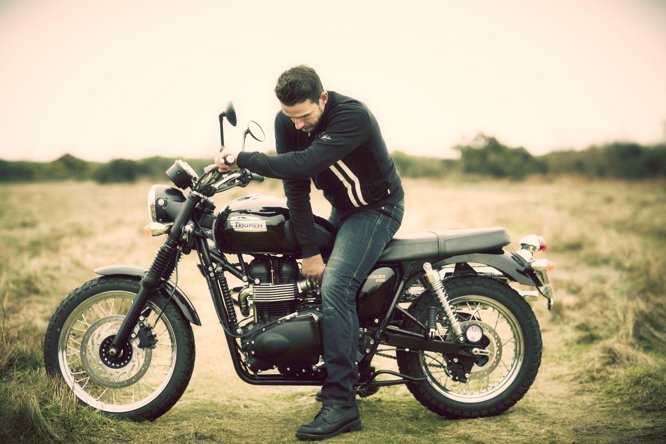 Triumph Motorcycles Wallpaper - Guy On Triumph Bonneville Motorcycle - HD Wallpaper 