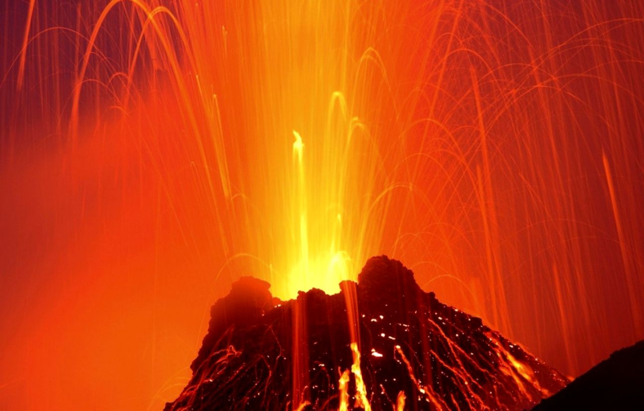 Night Flowing Forceful Italy Orange Day Strong Volcano - Volcano Images Download - HD Wallpaper 