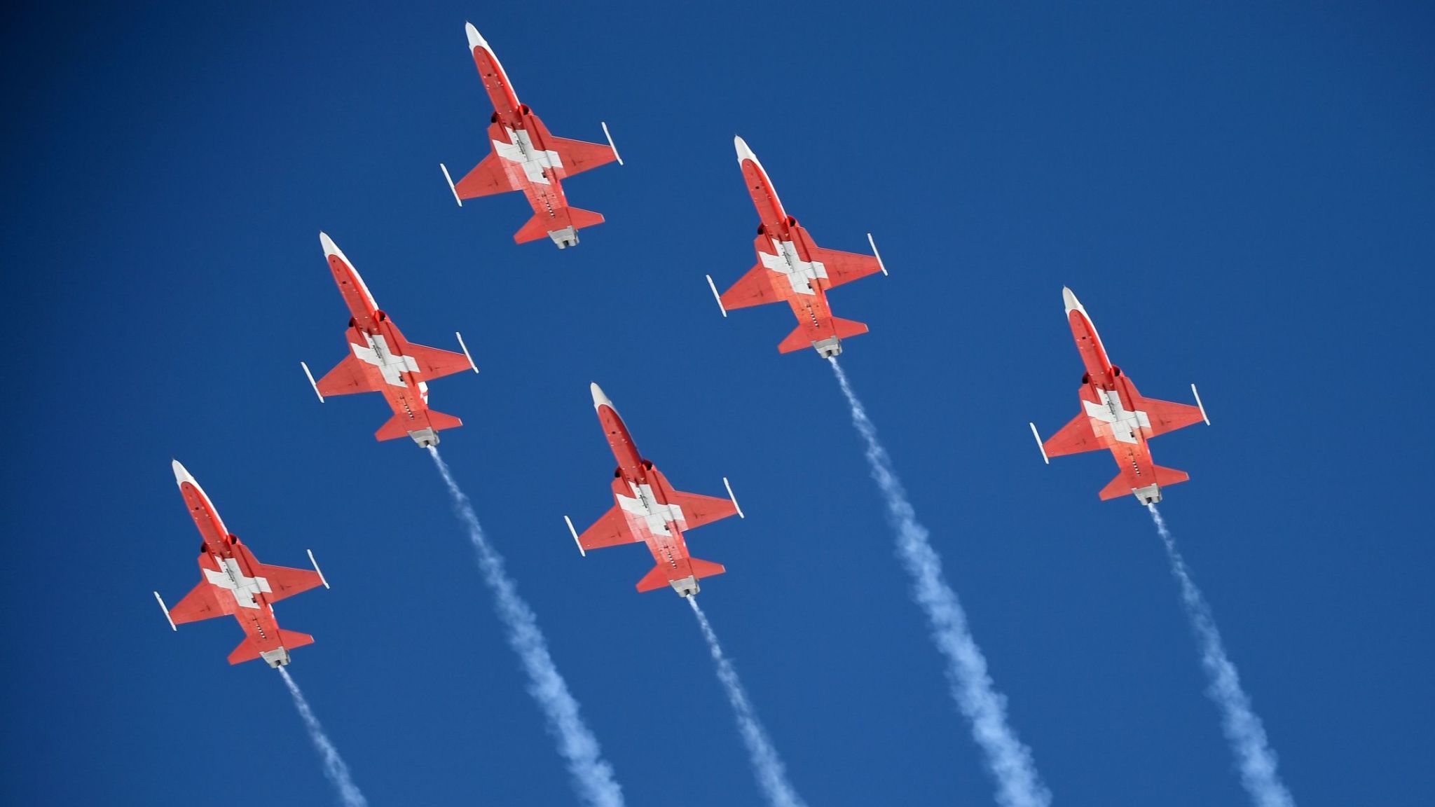 The Swiss Airforce Aerobatic Team Performing Over The - Swiss Red Arrows Plane - HD Wallpaper 