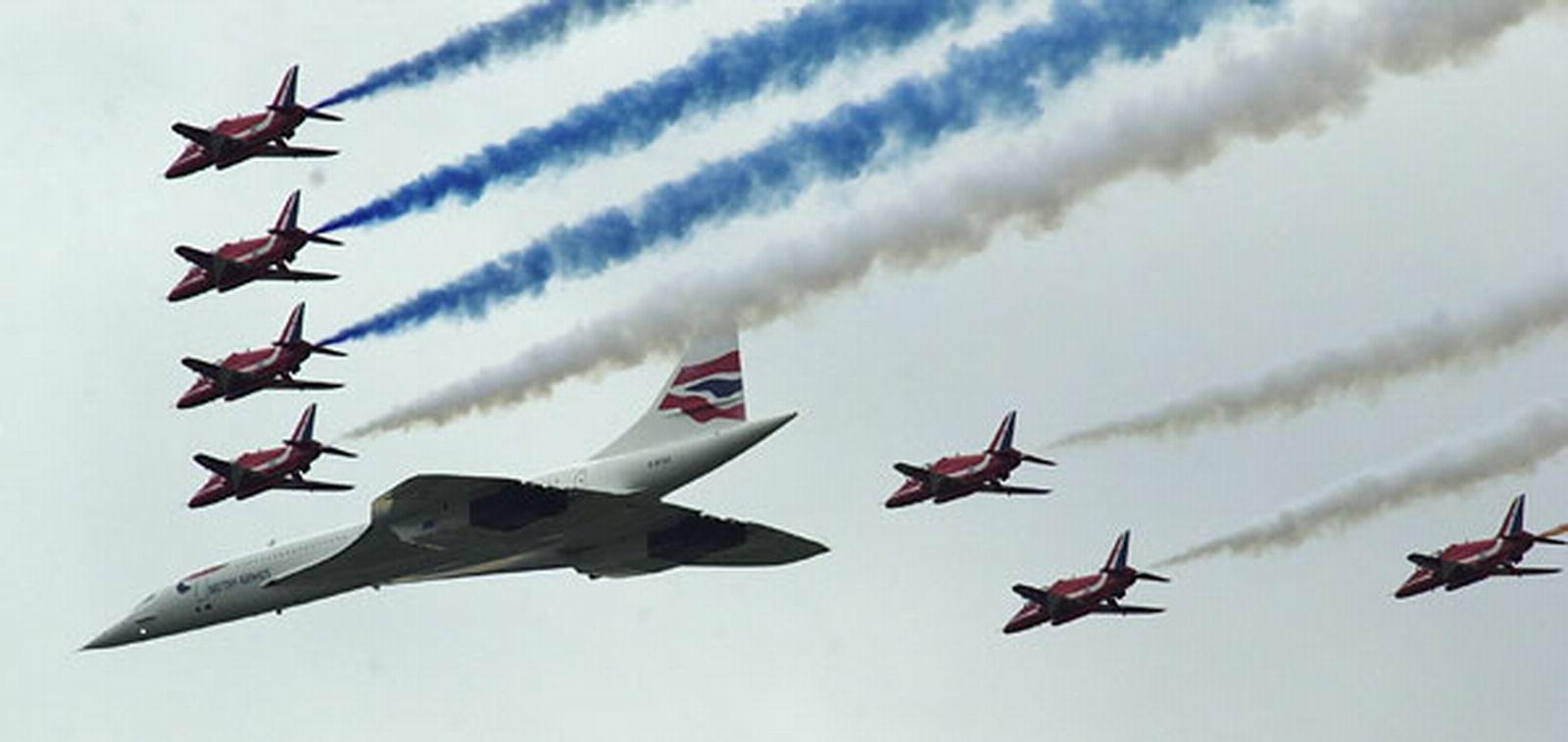 Concorde Parade Flight With The Red Arrows At The Queen’s - Ba Concorde Red Arrows - HD Wallpaper 