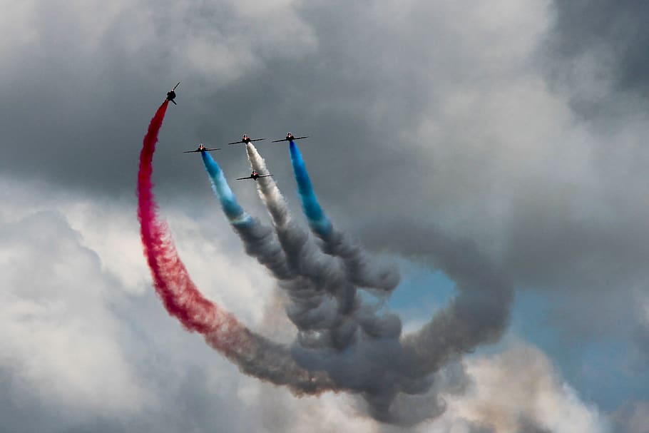 Red Arrows, Aeroplanes, Stunt, Cloudy, Moody, Smoke, - Air Show - HD Wallpaper 