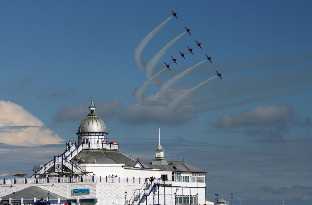 Red Arrows Over The Pier - Eastbourne Pier - HD Wallpaper 