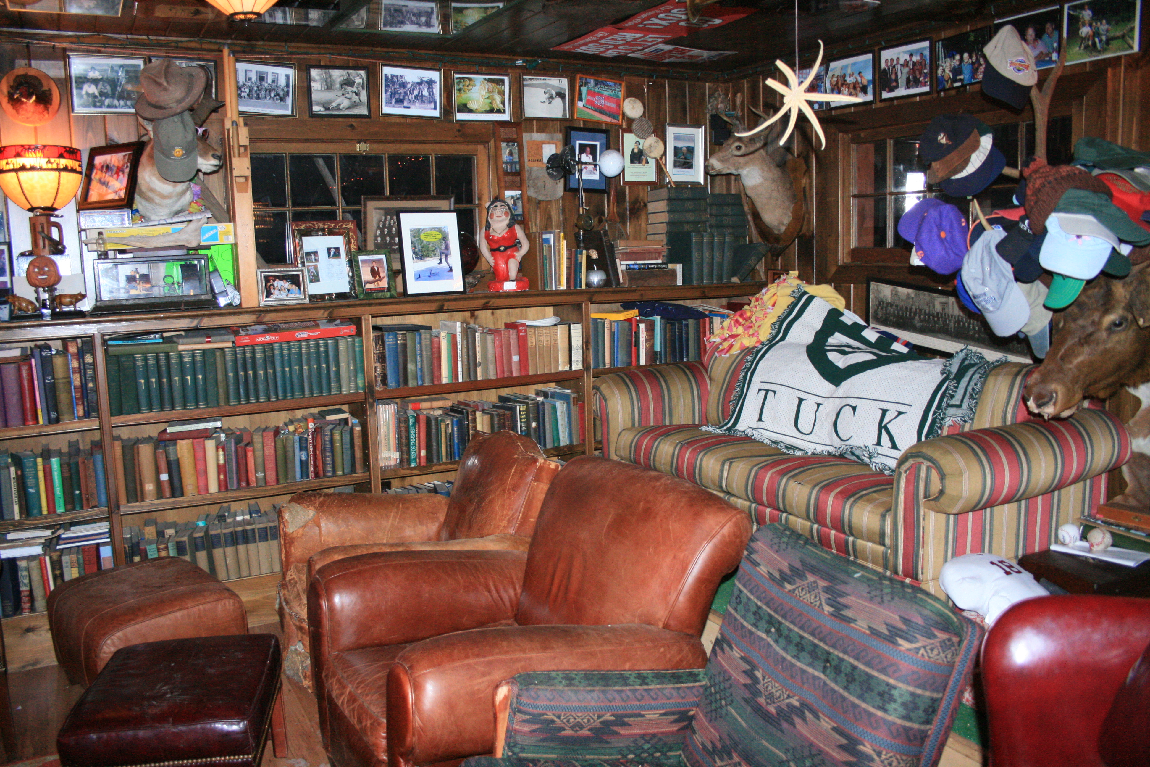 Personalized Man Cave Decor - Low Budget Man Cave - HD Wallpaper 