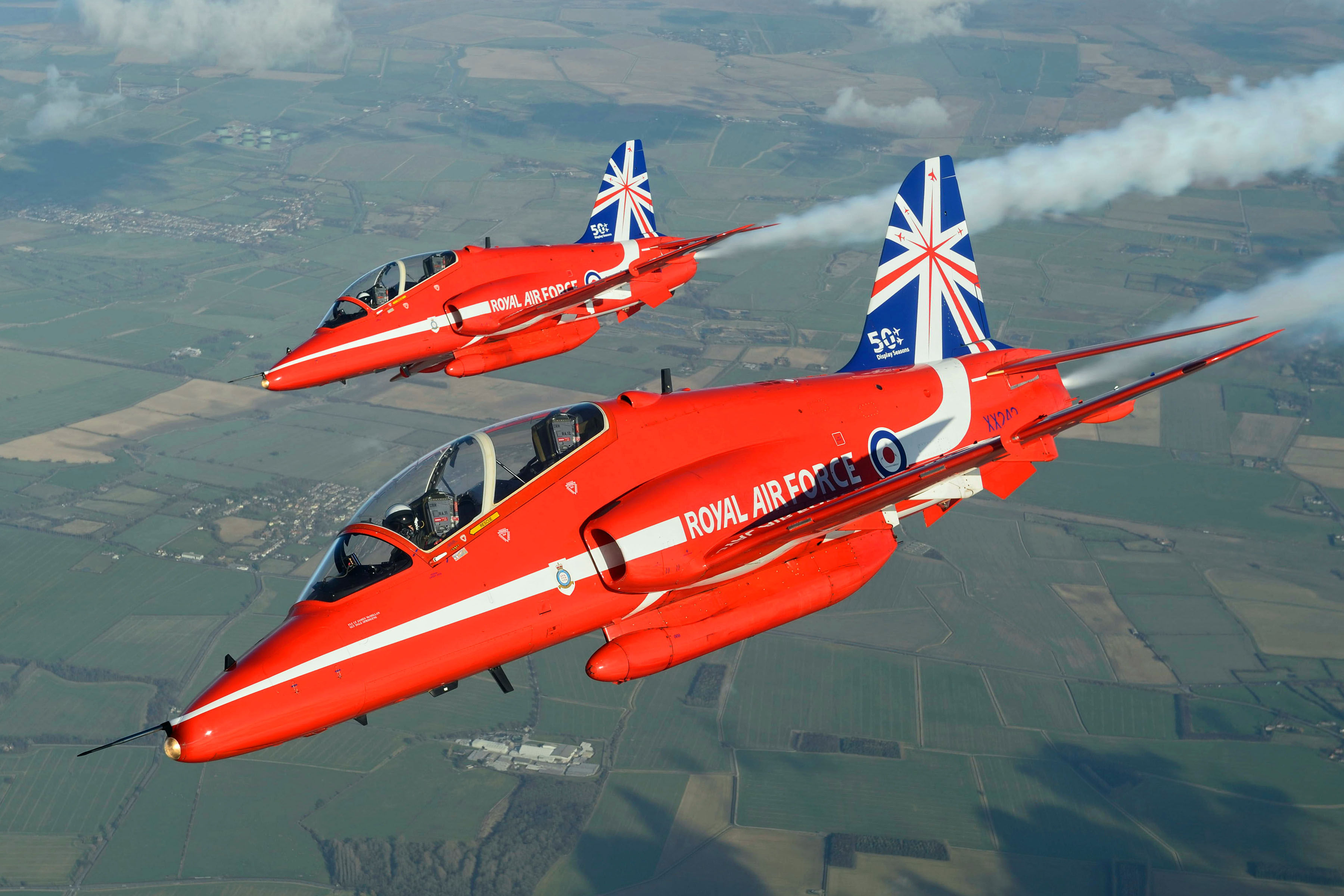 Raf Red Arrows Display With 50th Anniversary New Tail - Red Arrows 50th Anniversary - HD Wallpaper 