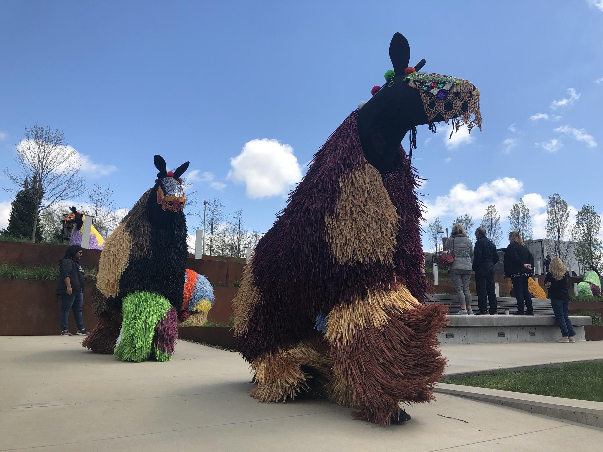 Photo Of Nick Cave S Heard Sound Suits Entering The - Nick Cave Artist Art - HD Wallpaper 