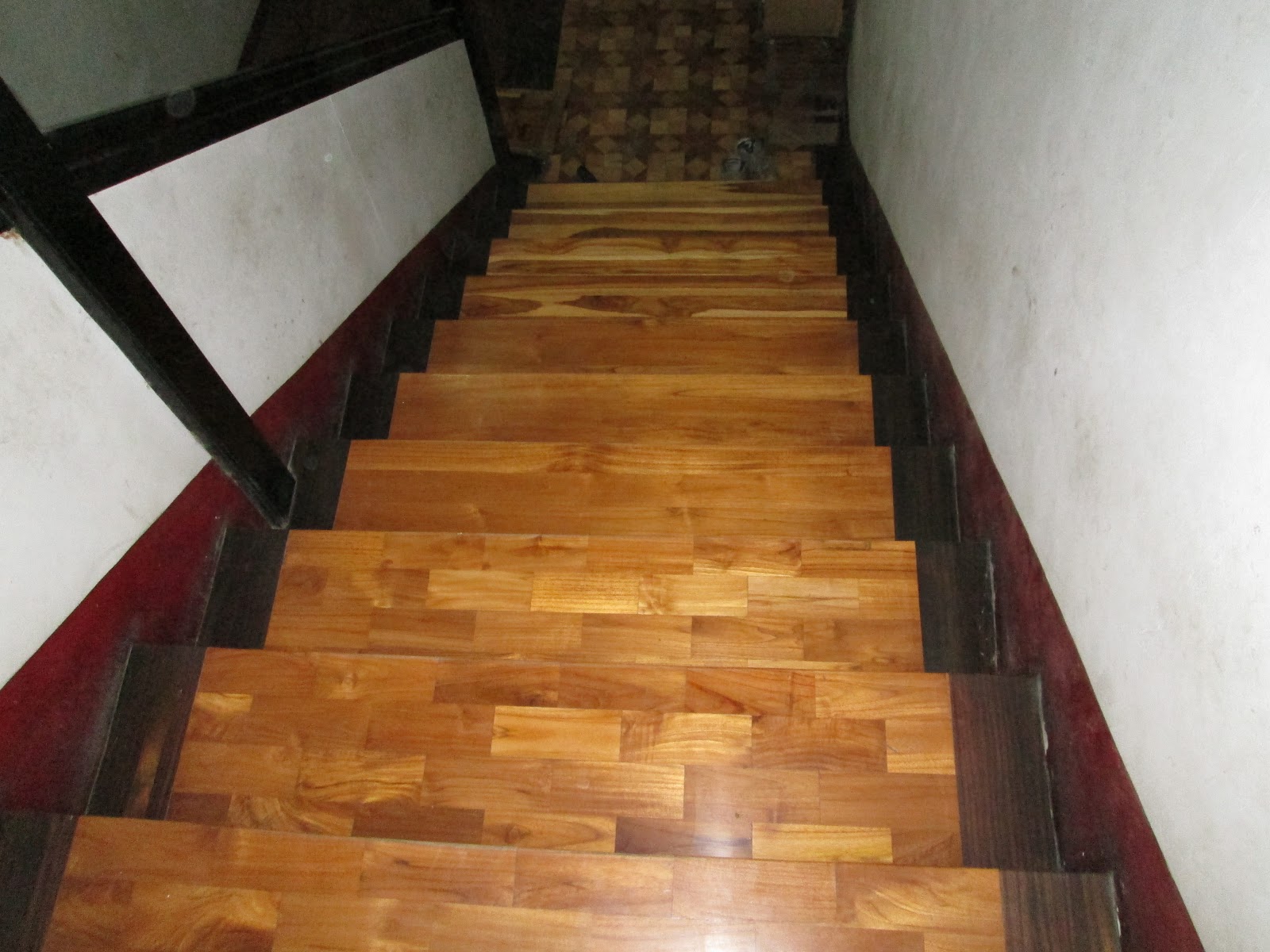 Tangga Kayu Jati - Keramik Tangga Motif Kayu - HD Wallpaper 