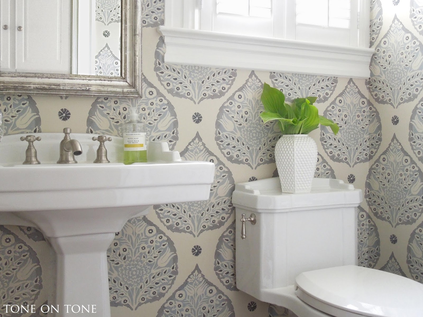 One Wall Wallpaper Bathroom - HD Wallpaper 