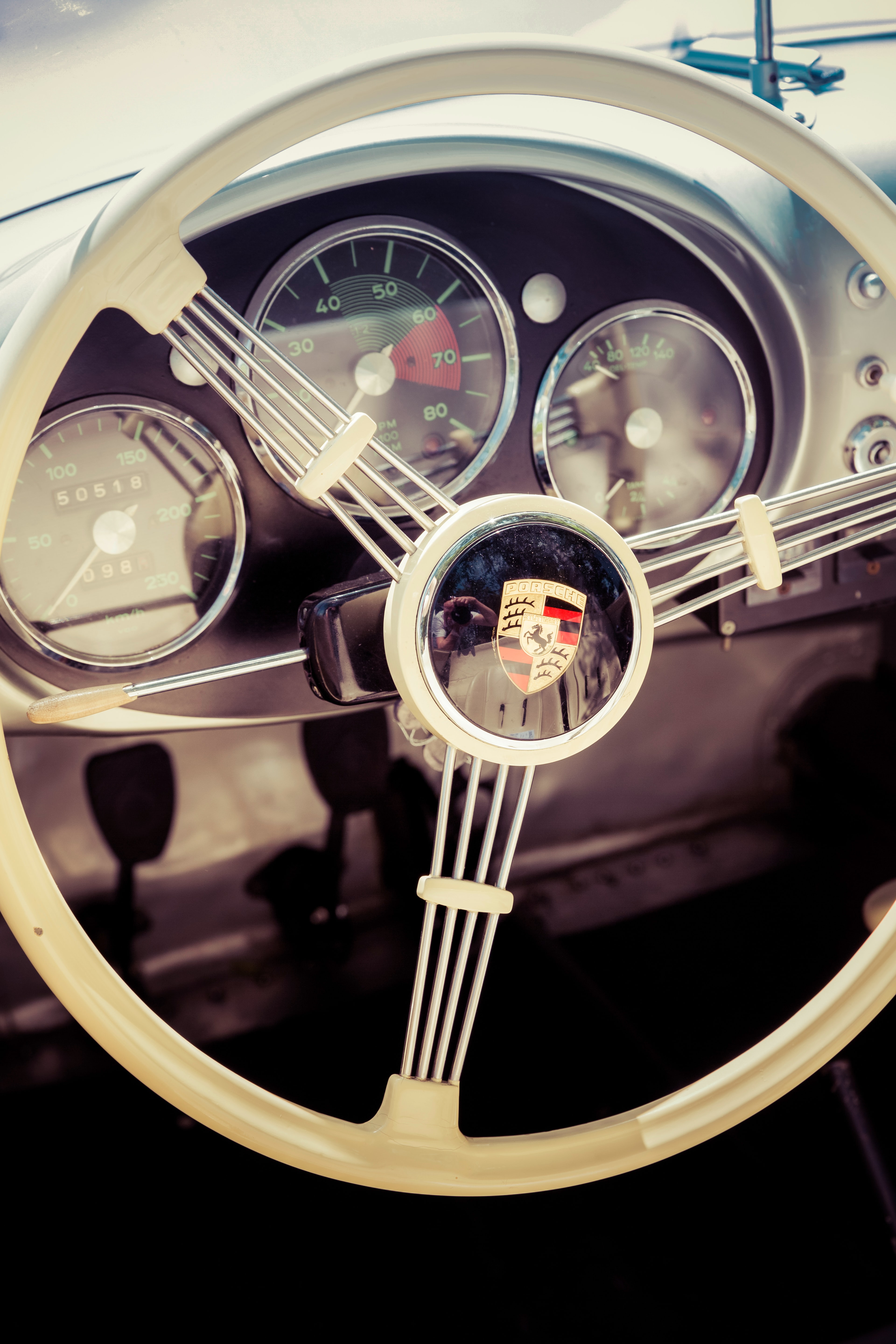 White Porsche Steering Wheel - HD Wallpaper 