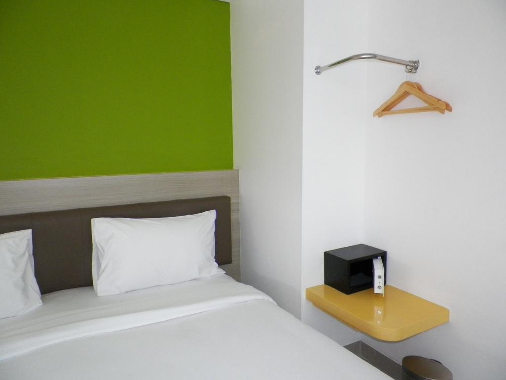 Kamar Hotel Amaris Jogya Plavon - HD Wallpaper 