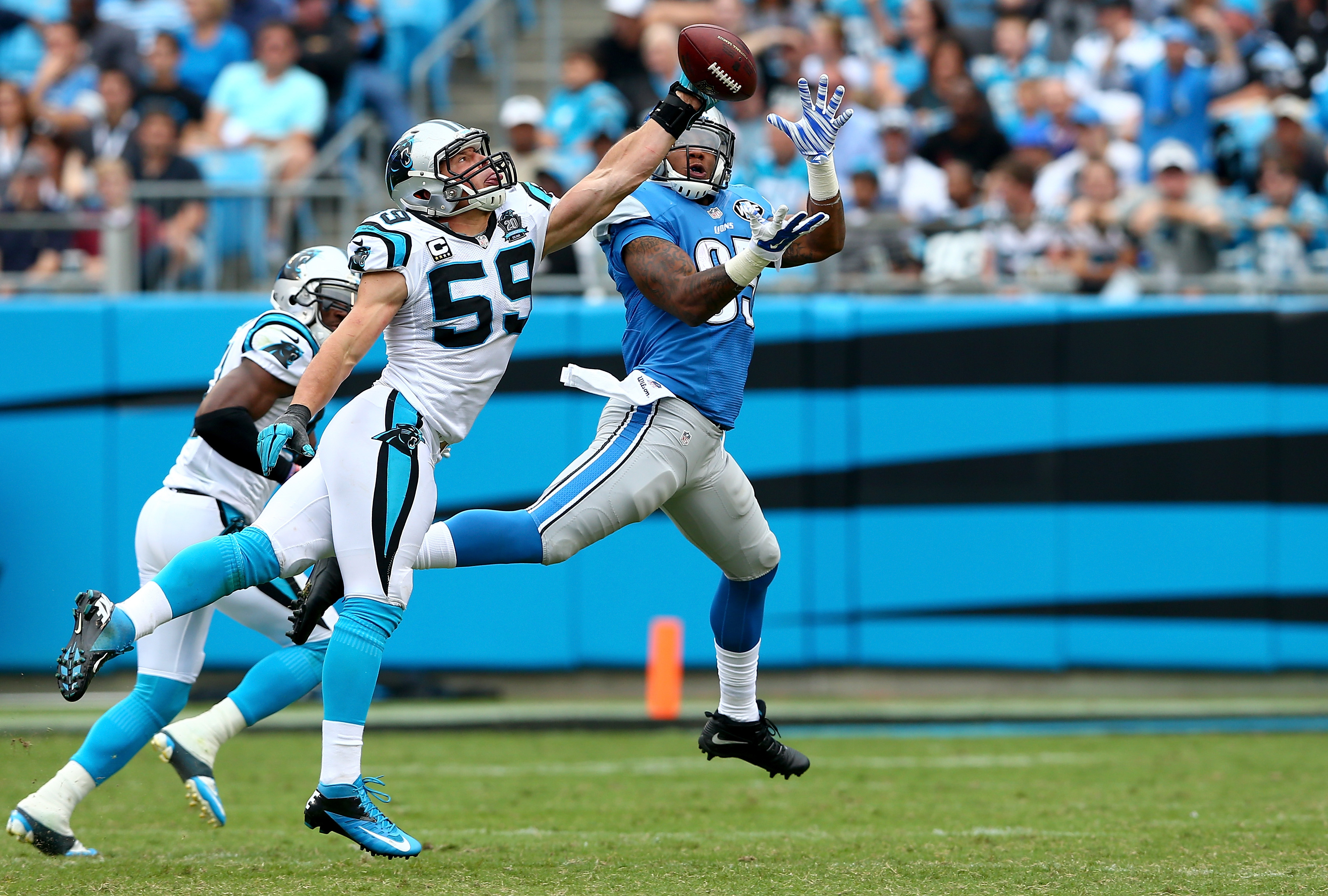 Detroit Lions V Carolina Panthers « Cbs Detroit - Luke Kuechly In Game - HD Wallpaper 