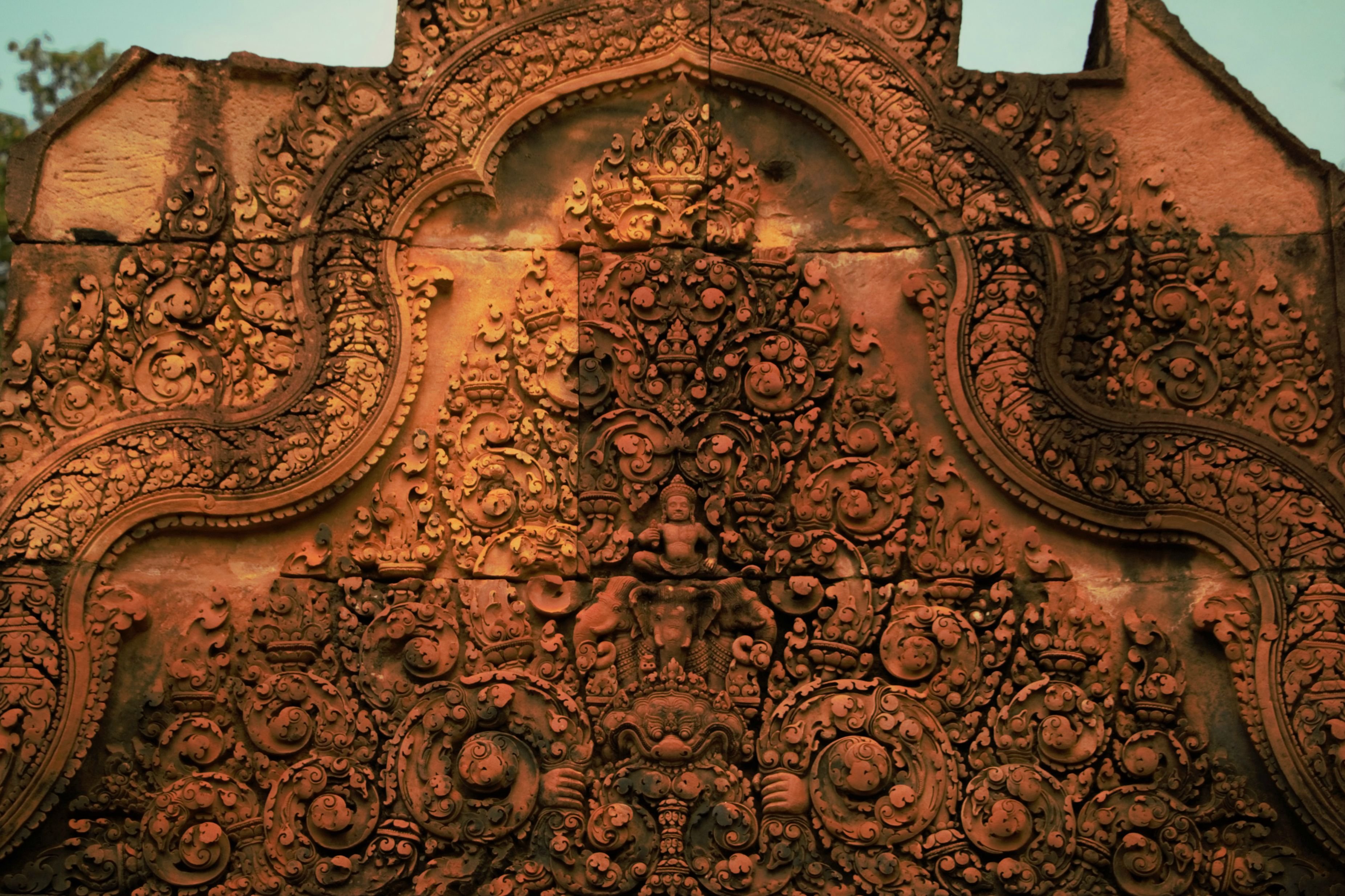 Entrance To A Temple Near Angkor Wat Wallpaper - Banteay Srei - HD Wallpaper 