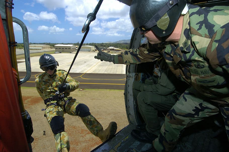 Airborne Troops Practicing On A Helicopter In Wheeler - Wheeler Army Airfield - HD Wallpaper 