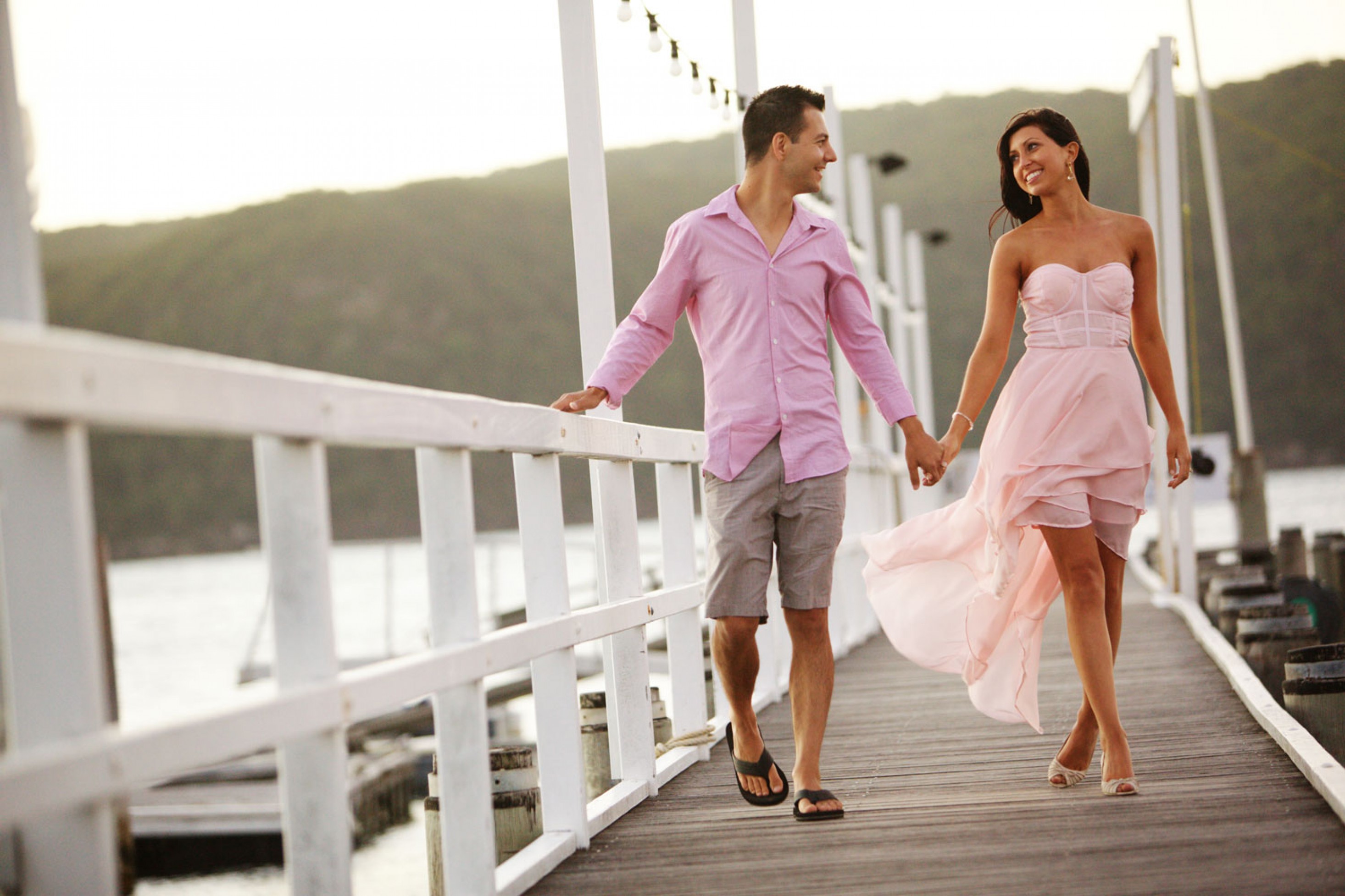 Couple In The Beach Background - HD Wallpaper 