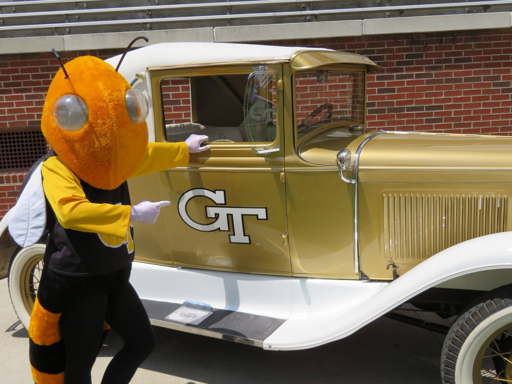 Buzz With Ramblin Wreck - Georgia Institute Of Technology Mascot Ramblin Wreck - HD Wallpaper 