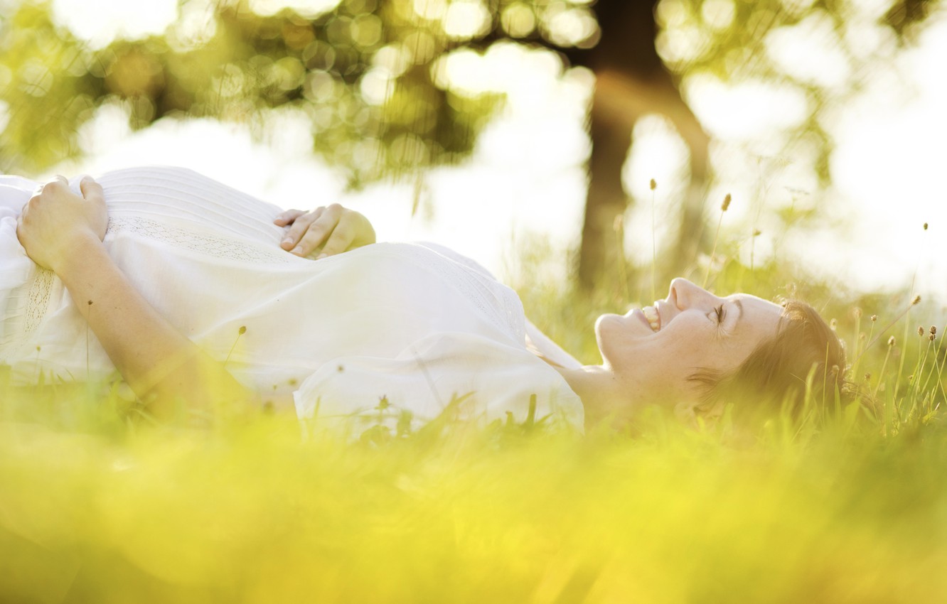 Photo Wallpaper Grass, Trees, Happiness, Nature, Pose, - Pregnant Vomiting - HD Wallpaper 