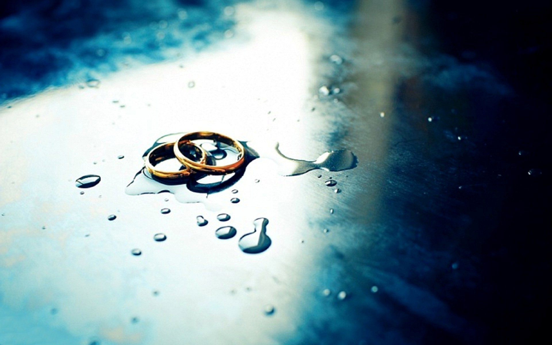 Golden Engagement Rings In Water Drops - Hd Wallpapers In Engagement - HD Wallpaper 