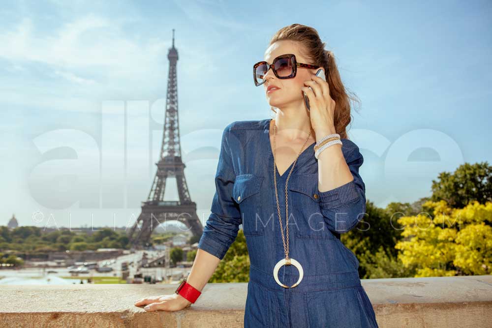 Woman Not Far From Eiffel Tower Speaking On Mobile - Paris - HD Wallpaper 