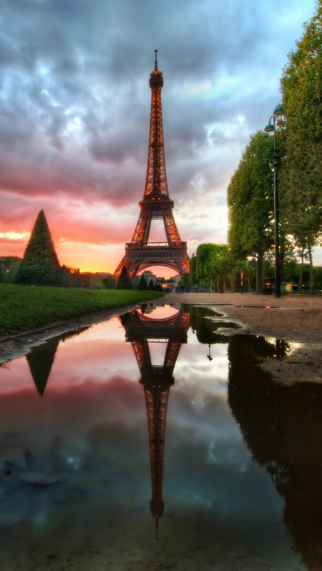 Eiffel Tower Reflection Iphone Wallpaper - Eiffel Tower - 640x1136 Wallpaper  