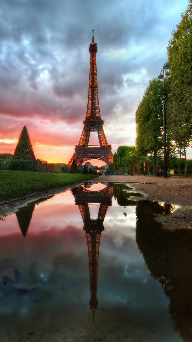 Eiffel Tower Reflection Iphone Wallpaper - Eiffel Tower - HD Wallpaper 