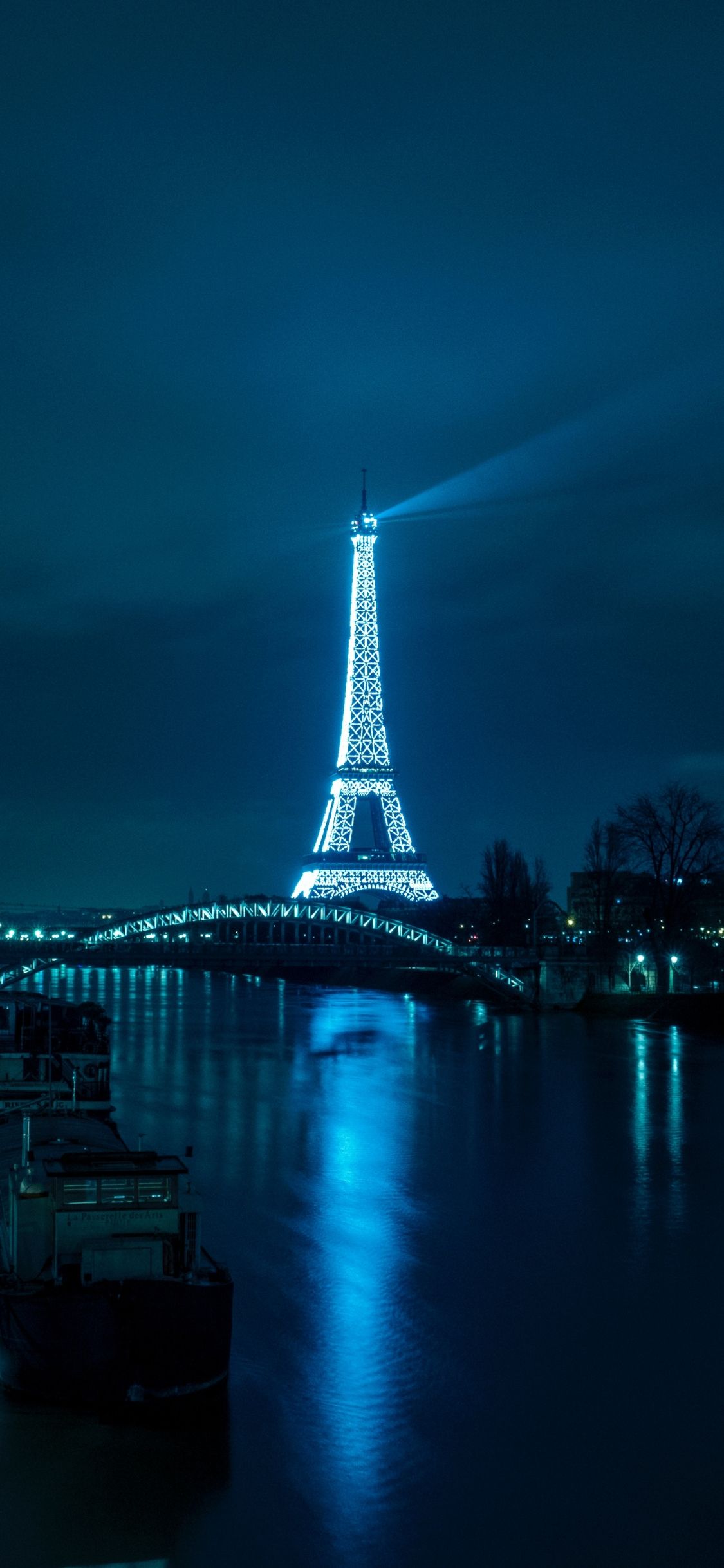 Eiffel Tower At Night - HD Wallpaper 