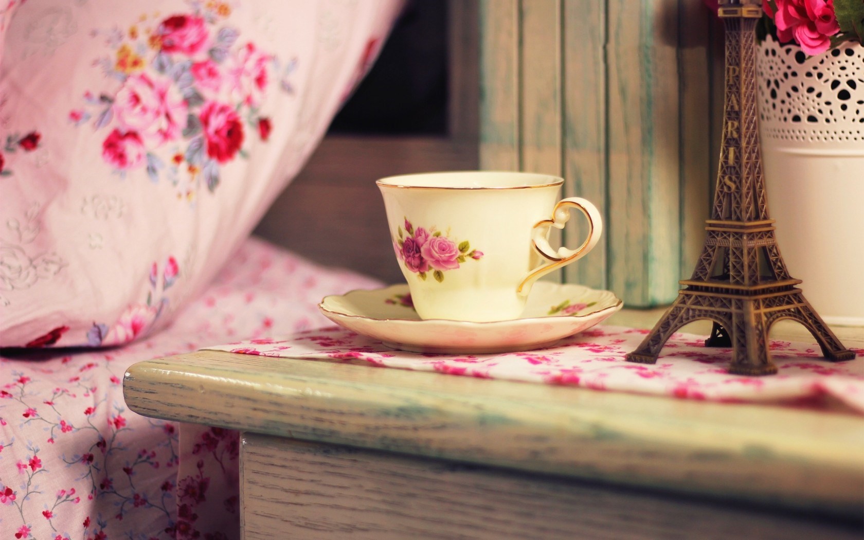Cup Of Tea On Bed - HD Wallpaper 