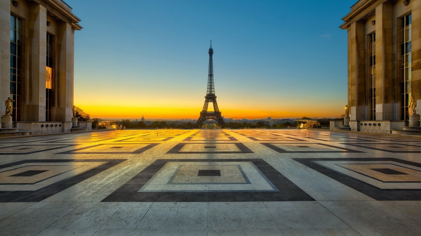 Eiffel Tower In Background - HD Wallpaper 