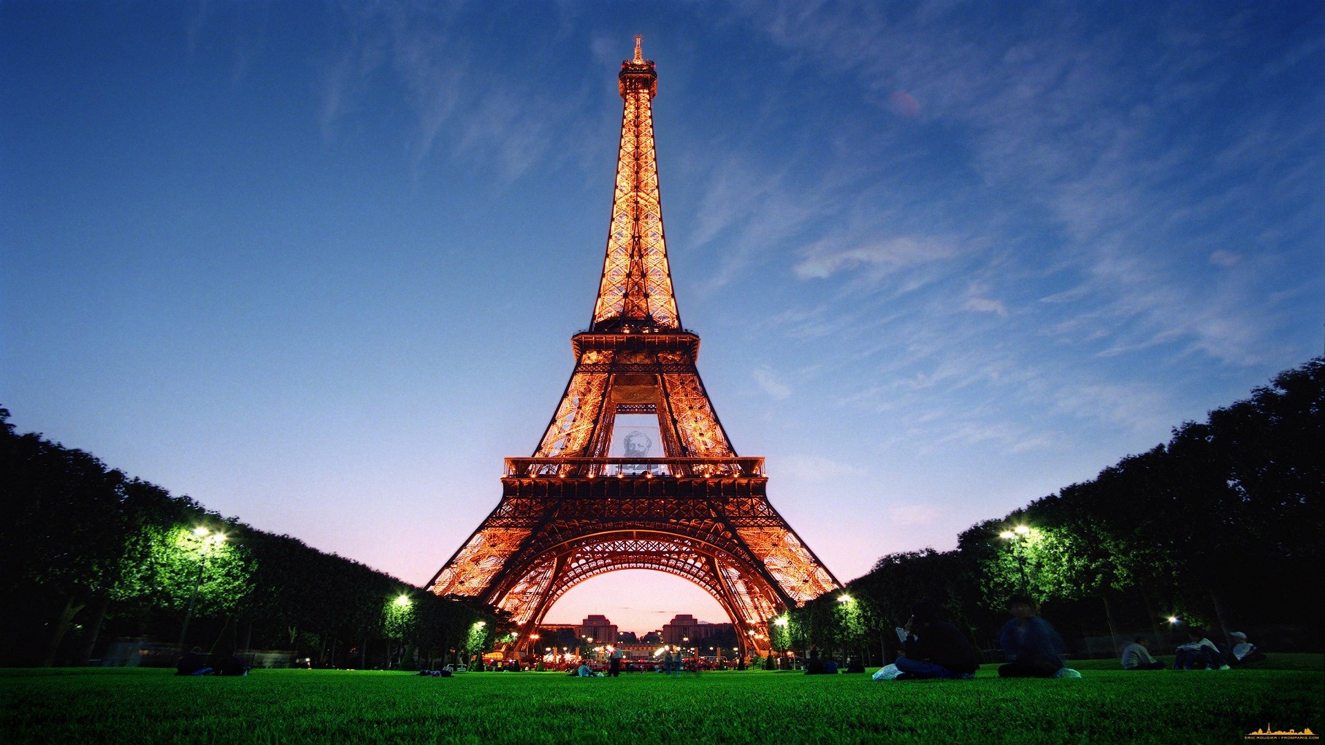 Cool Eiffel Tower Pictures - HD Wallpaper 