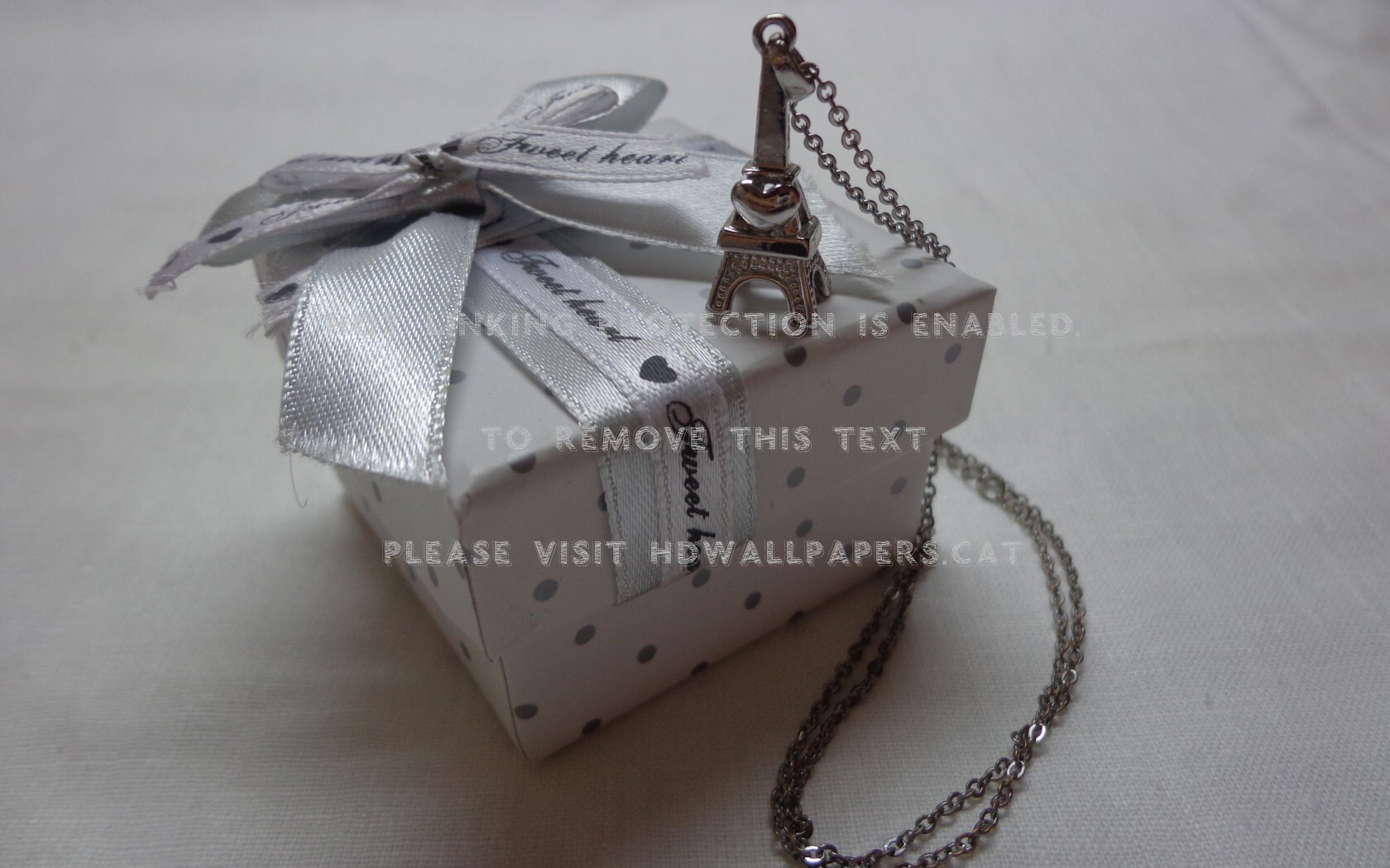 Pendant Eiffel Tower Gift Black And White - Gift Wrapping - HD Wallpaper 