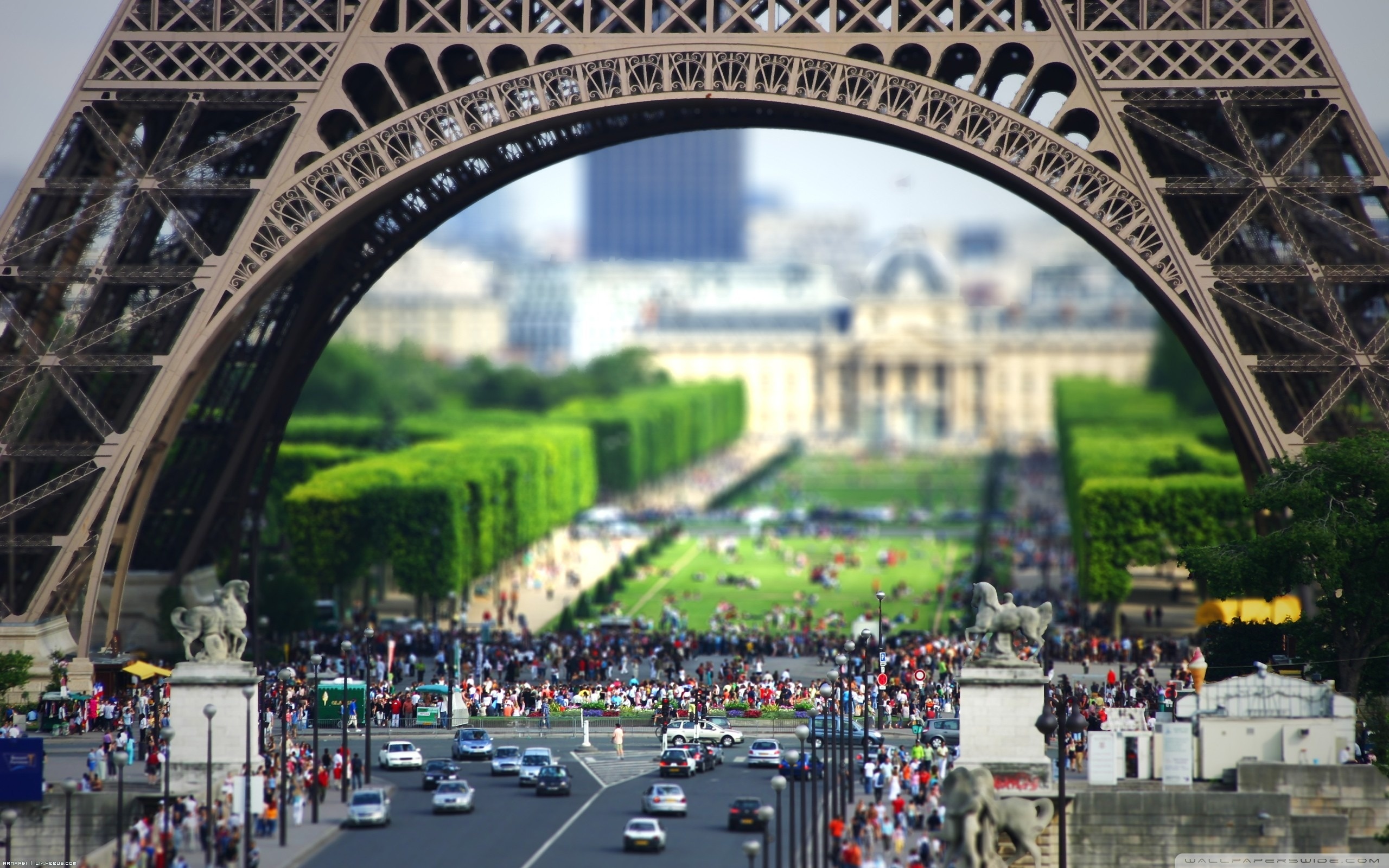 Traffic Under Eiffel Tower Wallpaper Hd - Eiffel Tower - HD Wallpaper 