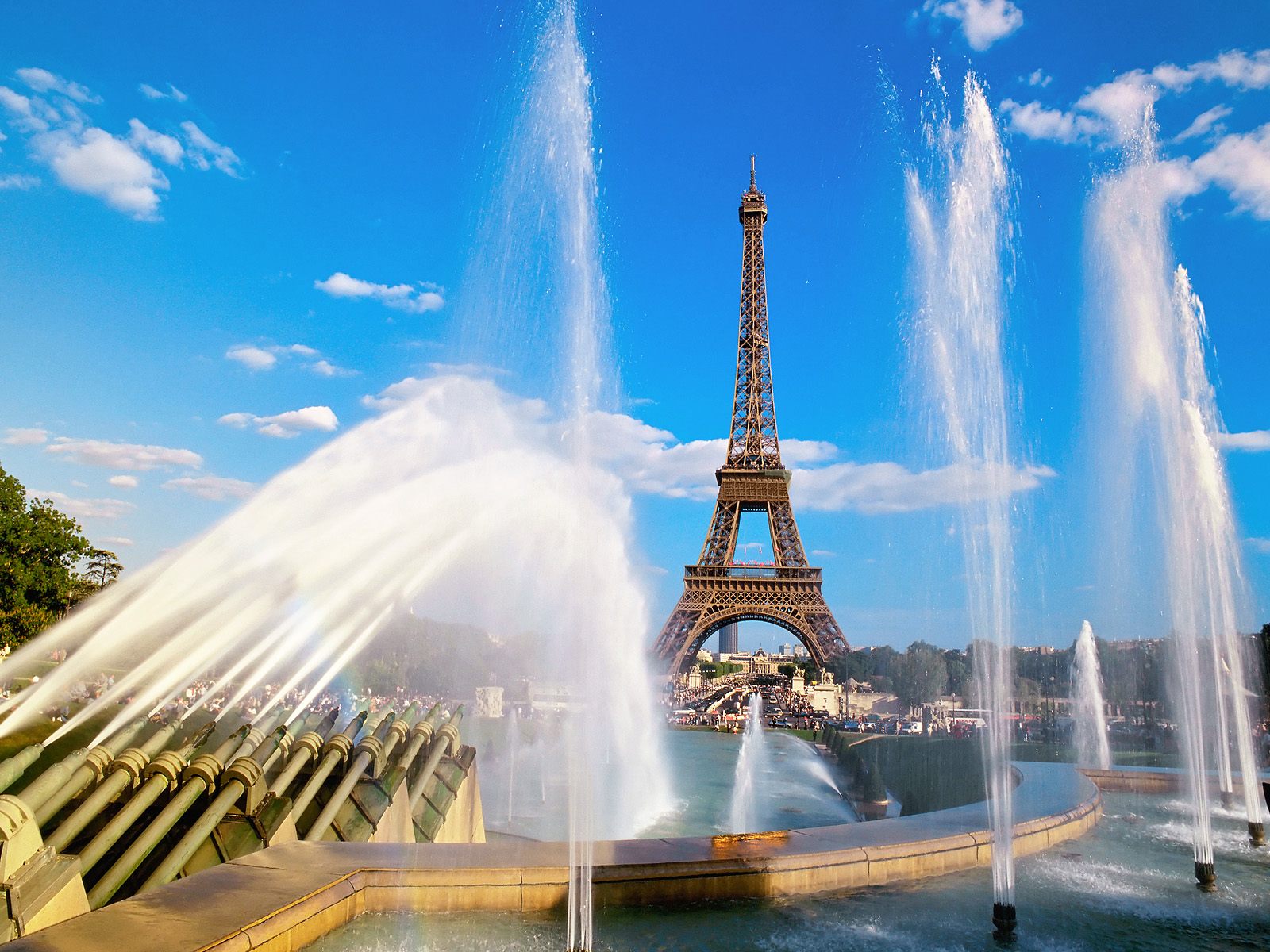 Eiffel Tower Fountain Paris - Fountain By The Eiffel Tower - HD Wallpaper 