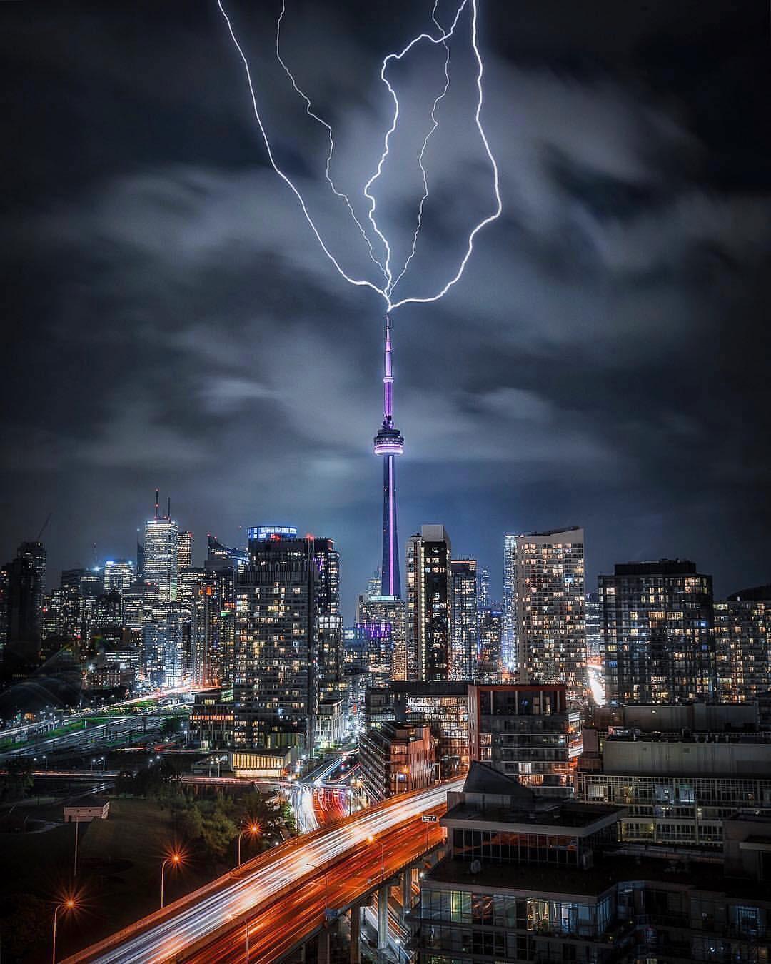 Lightning Strikes Cn Tower - HD Wallpaper 