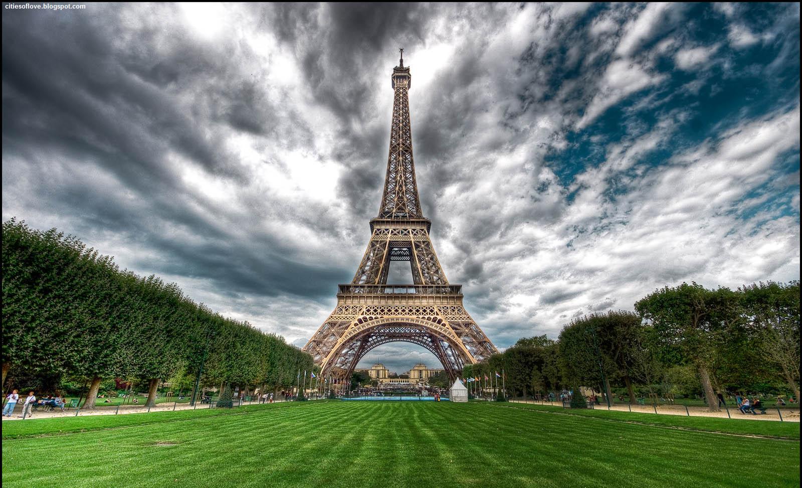 Eiffel Tower Cloudy - HD Wallpaper 