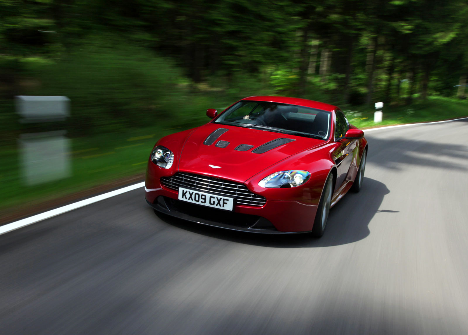 Aston Martin V12 Vantage Red - HD Wallpaper 