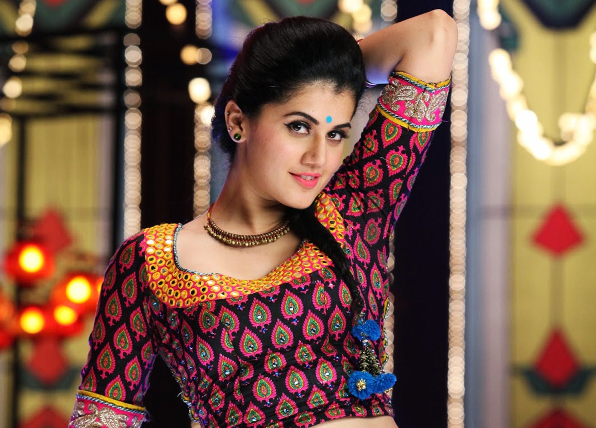 Taapsee Pannu Traditional Dress New Look Attitude Hd - Taapsee Pannu Beautiful Hd - HD Wallpaper 
