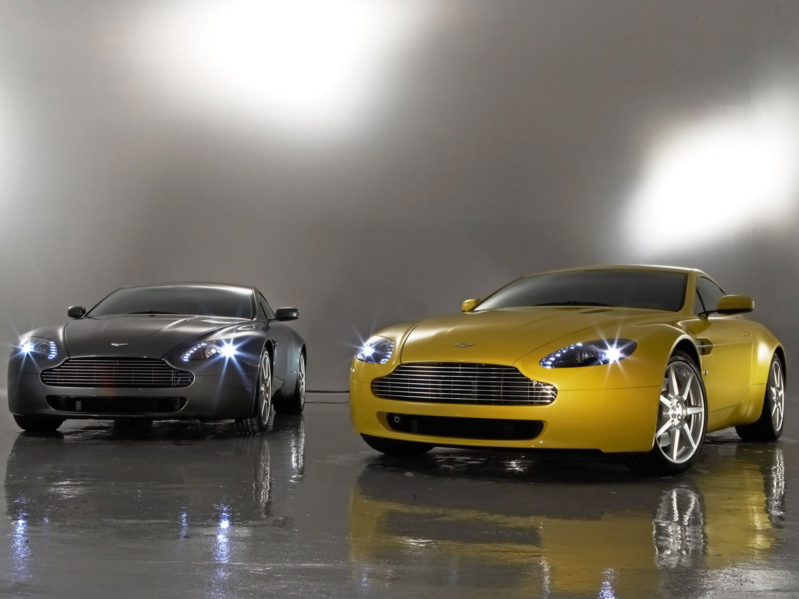 Free Download Aston Martin V8 Vantage Wallpaper Id - Obrázky Na Plochu 3d Ženy - HD Wallpaper 