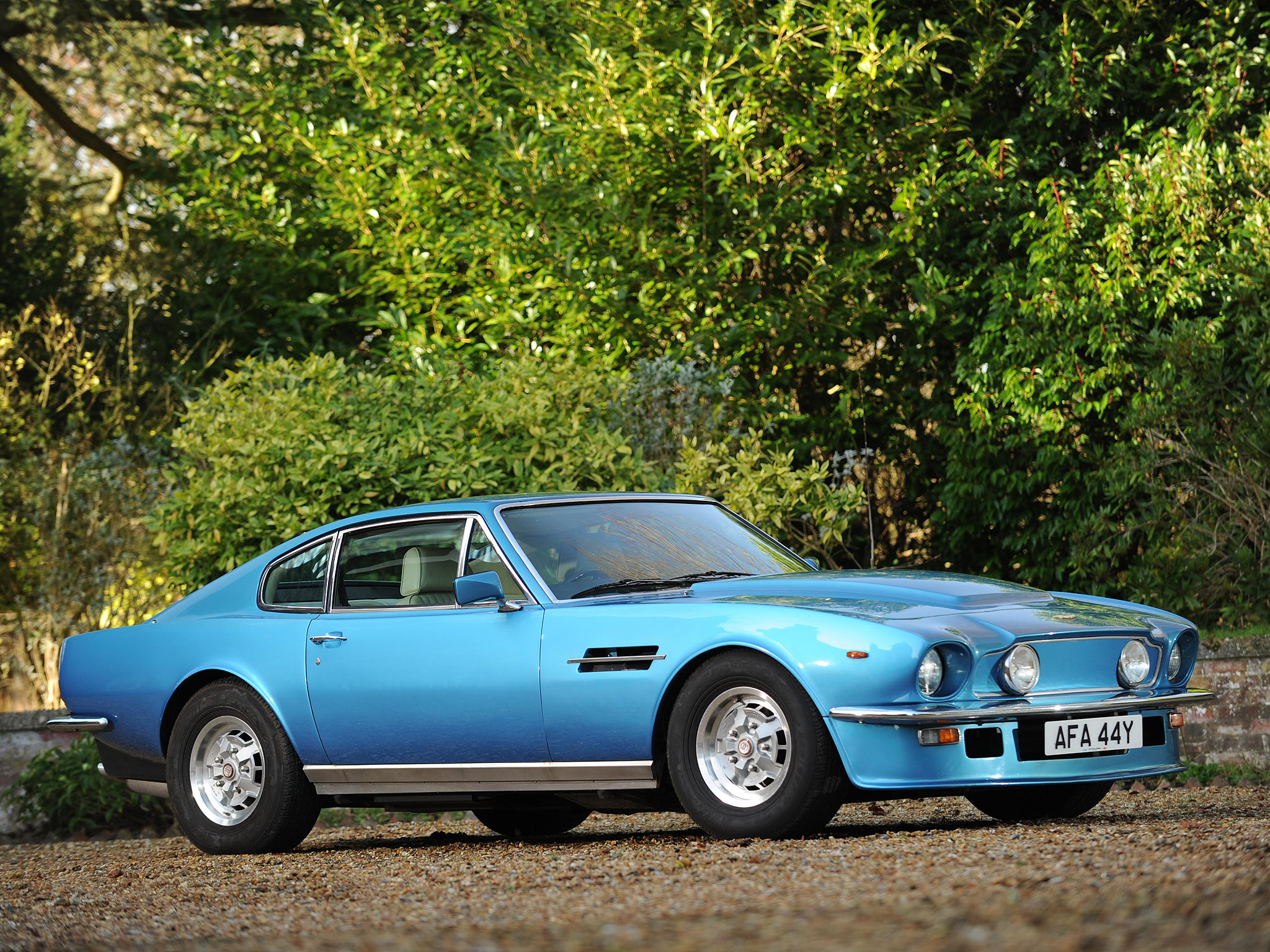 Classic Aston Martin V8 - HD Wallpaper 