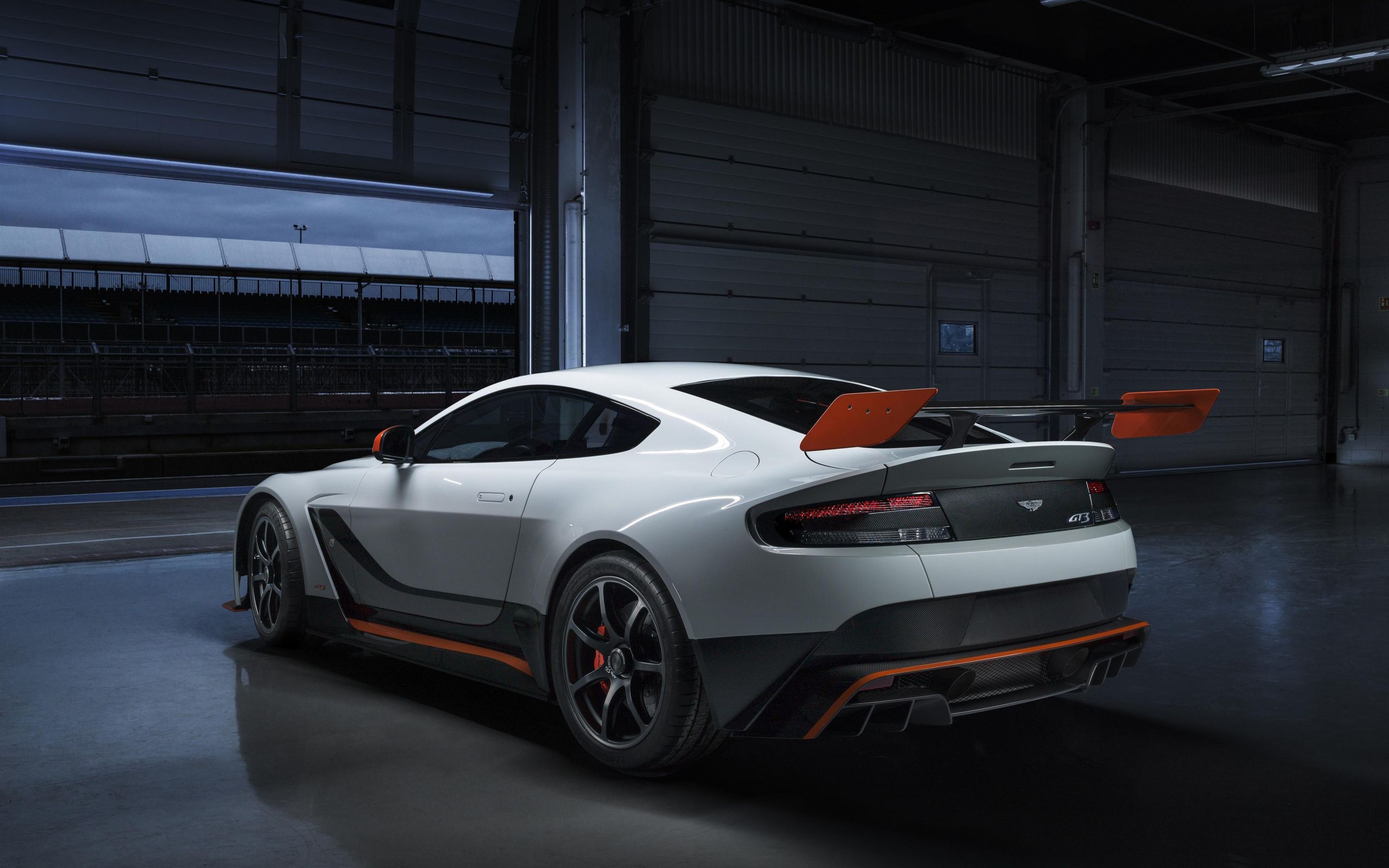 Best Wallpaper Aston Martin Vantage - HD Wallpaper 