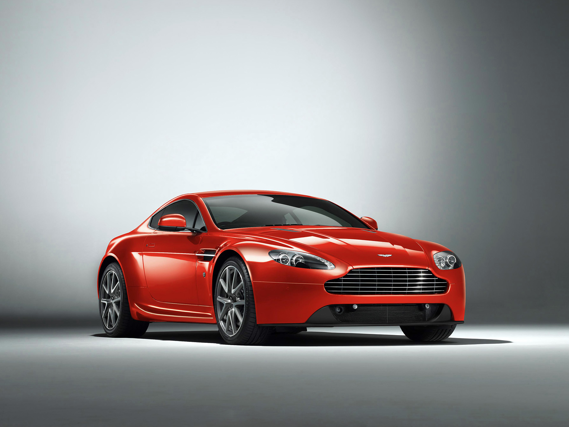 Red V8 Aston Martin Vantage 2013 - HD Wallpaper 