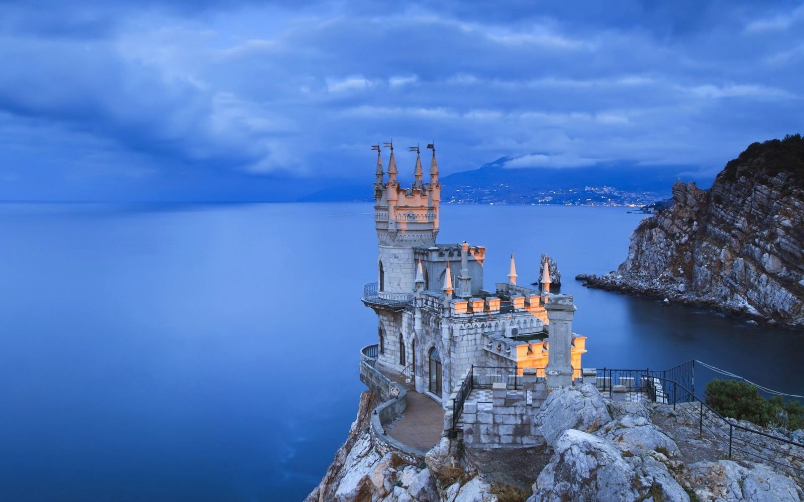 Swallows Nest Wallpapers - Inside Swallows Nest Castle - HD Wallpaper 