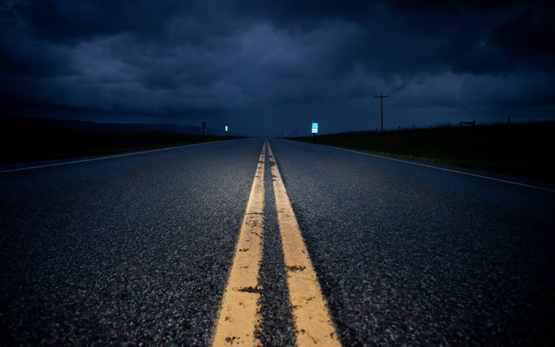Dark Highway Hd Desktop Wallpaper - Road At Night - HD Wallpaper 