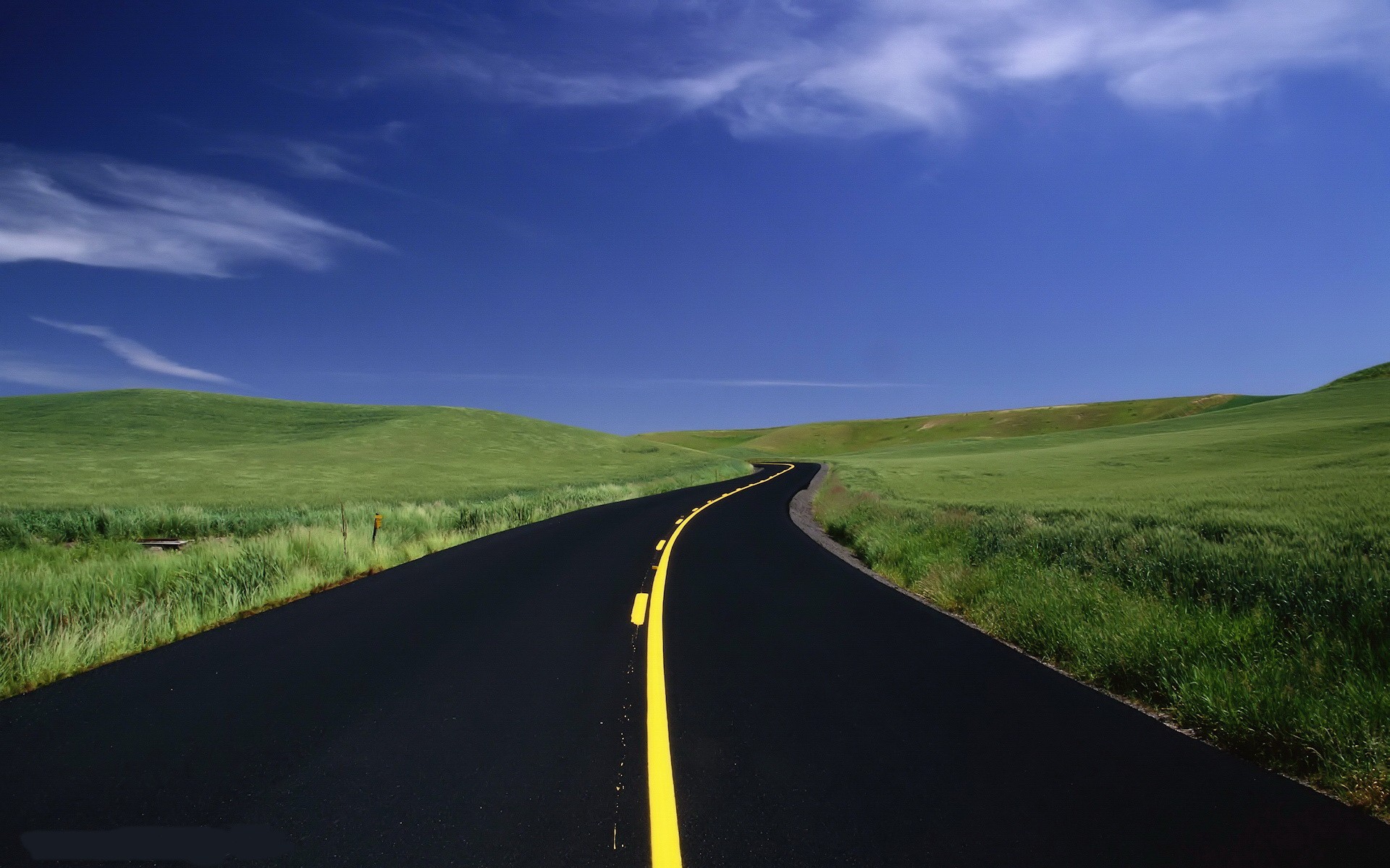 Road With Green Grass - HD Wallpaper 