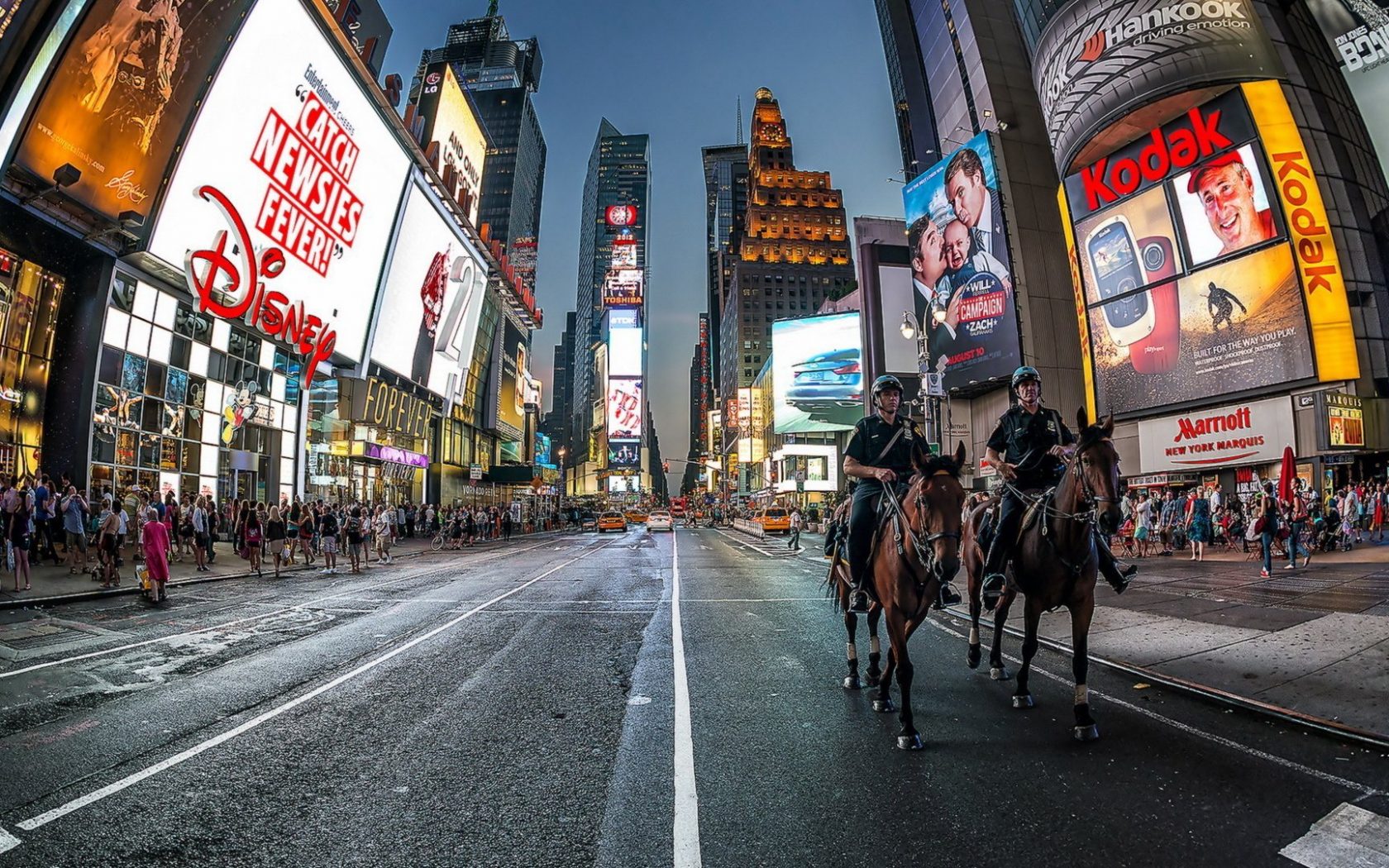 Hd Horses In The City - HD Wallpaper 