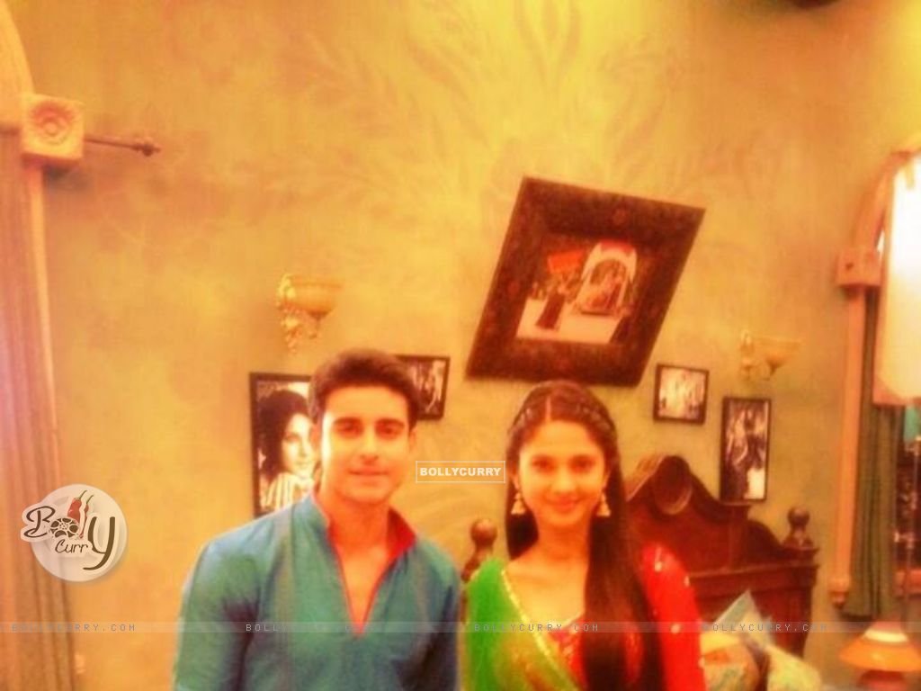 Jennifer Winget And Gautam Rode Size - Saras Y Kumud Detras De Camara - HD Wallpaper 