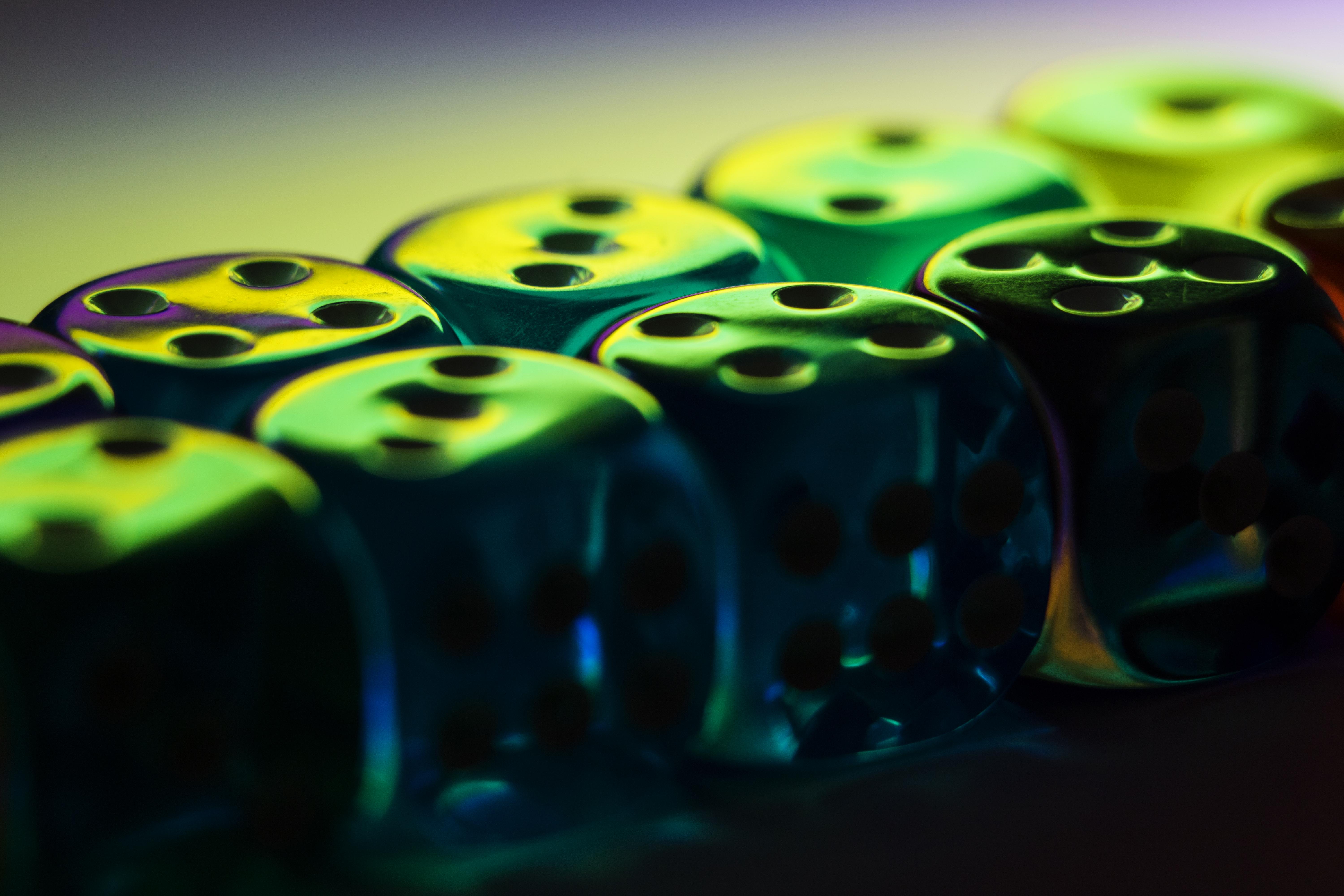Dadu, Kubus, Permukaan, Silau, Hijau, Gelap - Green Dice With Dark Background - HD Wallpaper 