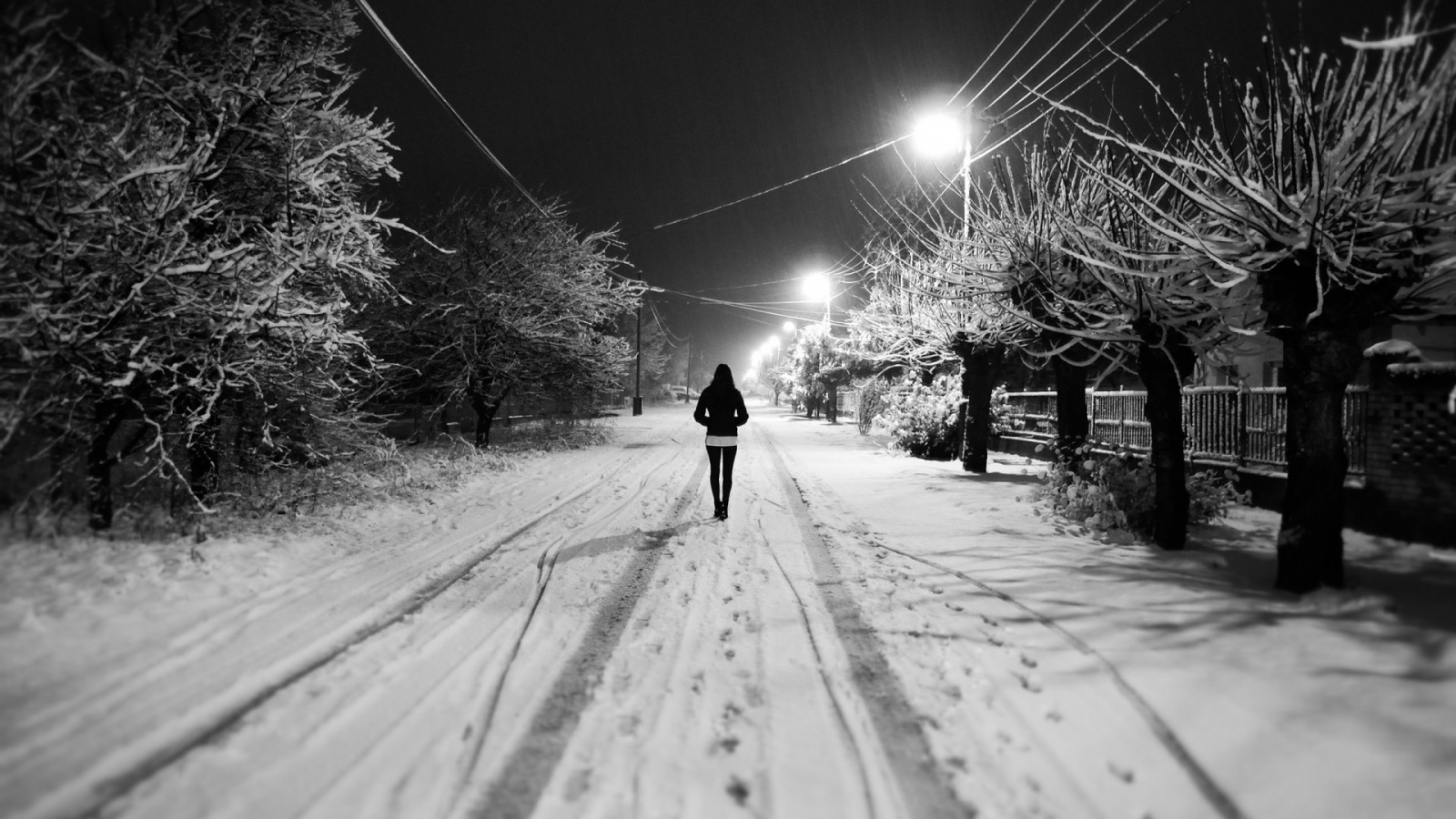 White Snow Night Alone Girl - Walking In Winter Night - HD Wallpaper 